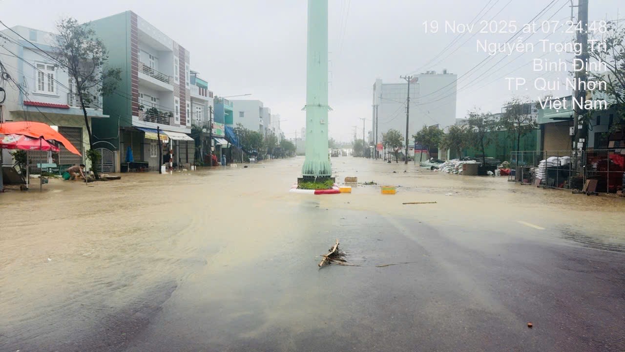 Cận cảnh mưa lũ lịch sử, hàng ngàn nhà dân Gia Lai chìm trong biển nước- Ảnh 17. Cận cảnh mưa lũ lịch sử, hàng ngàn nhà dân Gia Lai chìm trong biển nước- Ảnh 17.