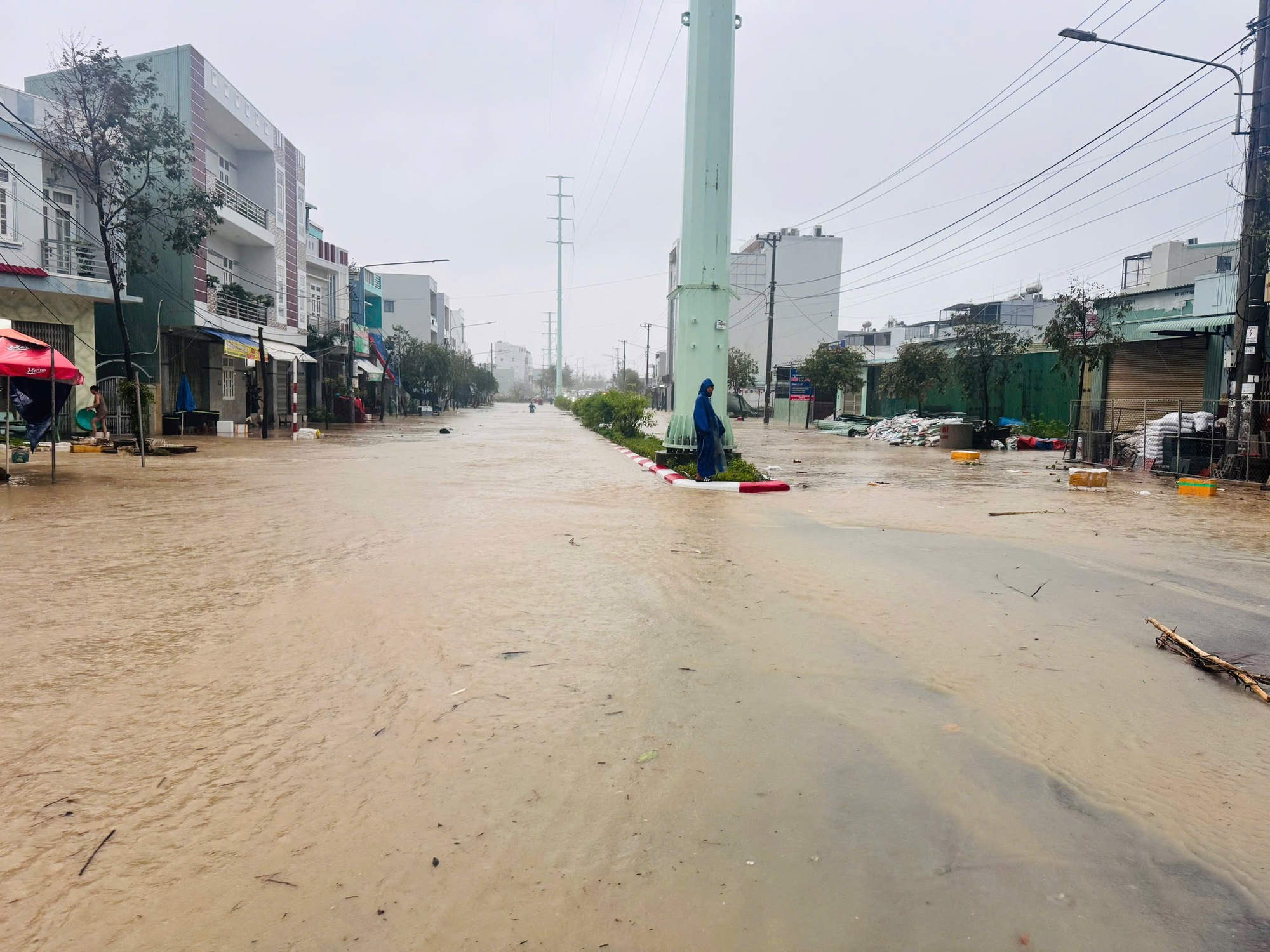 Cận cảnh mưa lũ lịch sử, hàng ngàn nhà dân Gia Lai chìm trong biển nước- Ảnh 18. Cận cảnh mưa lũ lịch sử, hàng ngàn nhà dân Gia Lai chìm trong biển nước- Ảnh 18.