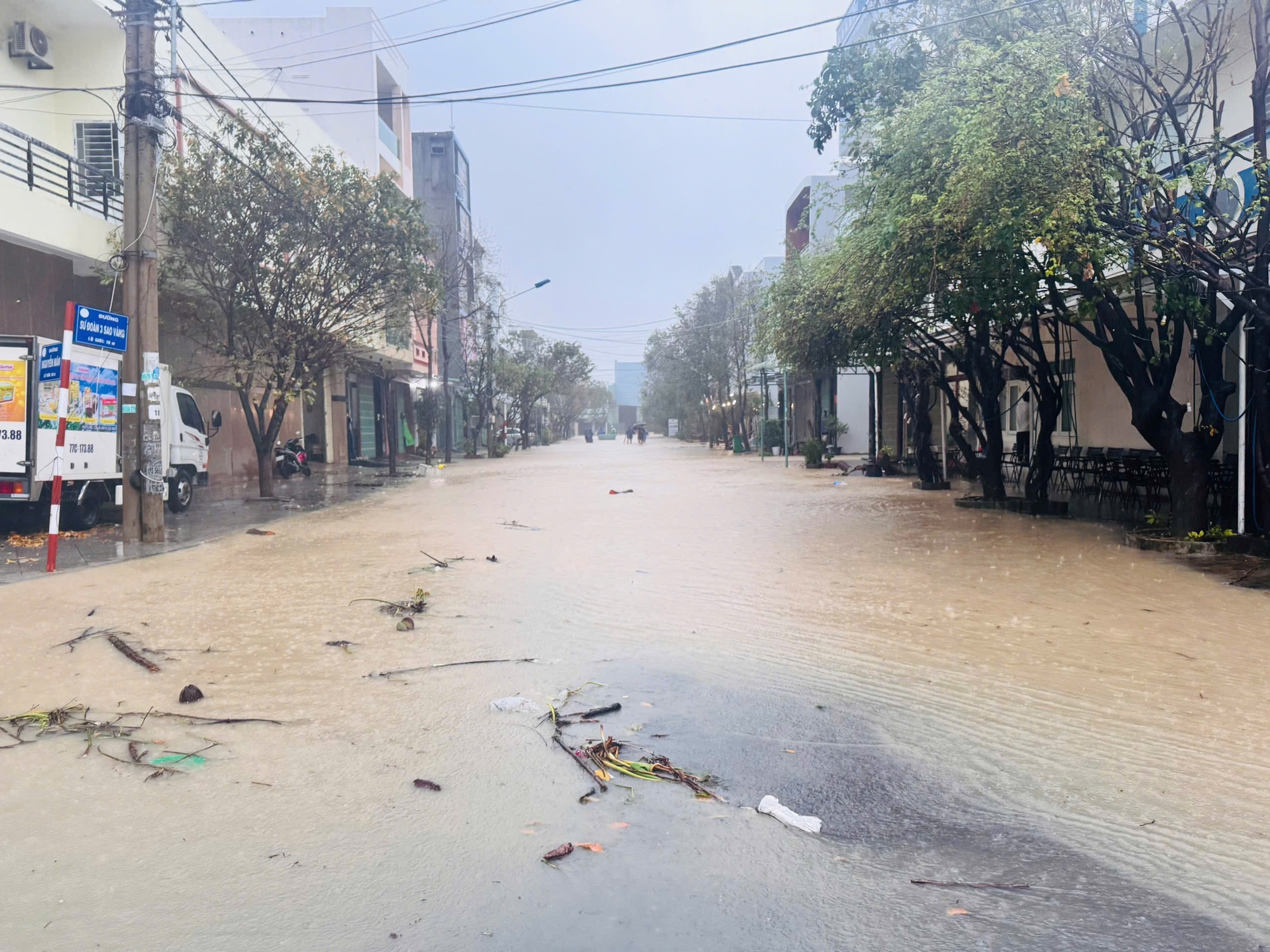 Cận cảnh mưa lũ lịch sử, hàng ngàn nhà dân Gia Lai chìm trong biển nước- Ảnh 19. Cận cảnh mưa lũ lịch sử, hàng ngàn nhà dân Gia Lai chìm trong biển nước- Ảnh 19.