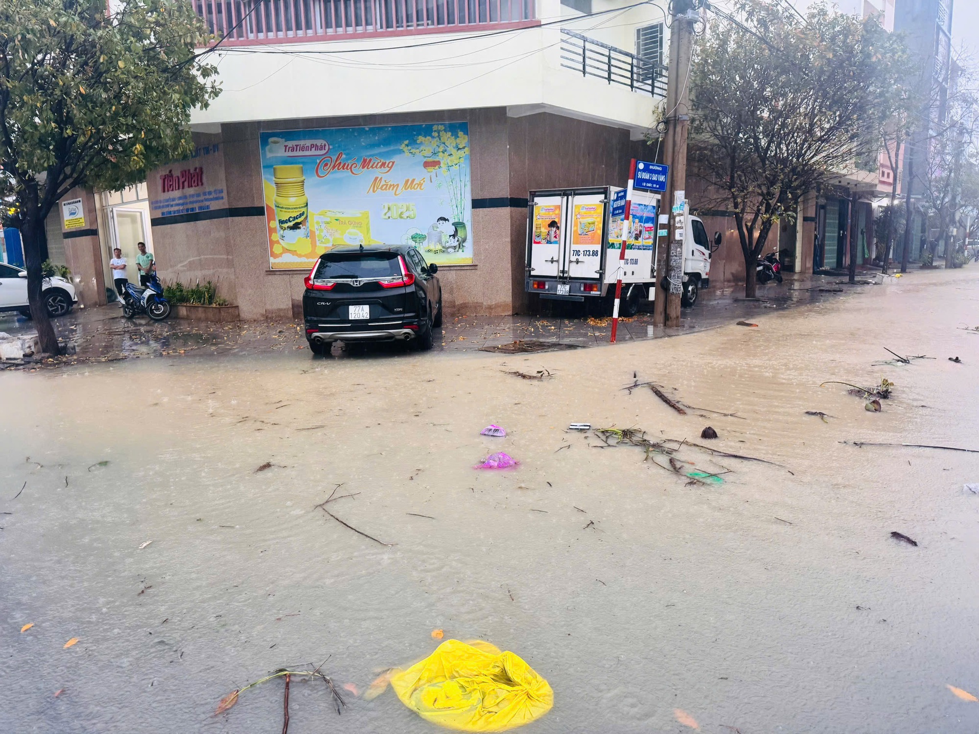 Cận cảnh mưa lũ lịch sử, hàng ngàn nhà dân Gia Lai chìm trong biển nước- Ảnh 20. Cận cảnh mưa lũ lịch sử, hàng ngàn nhà dân Gia Lai chìm trong biển nước- Ảnh 20.