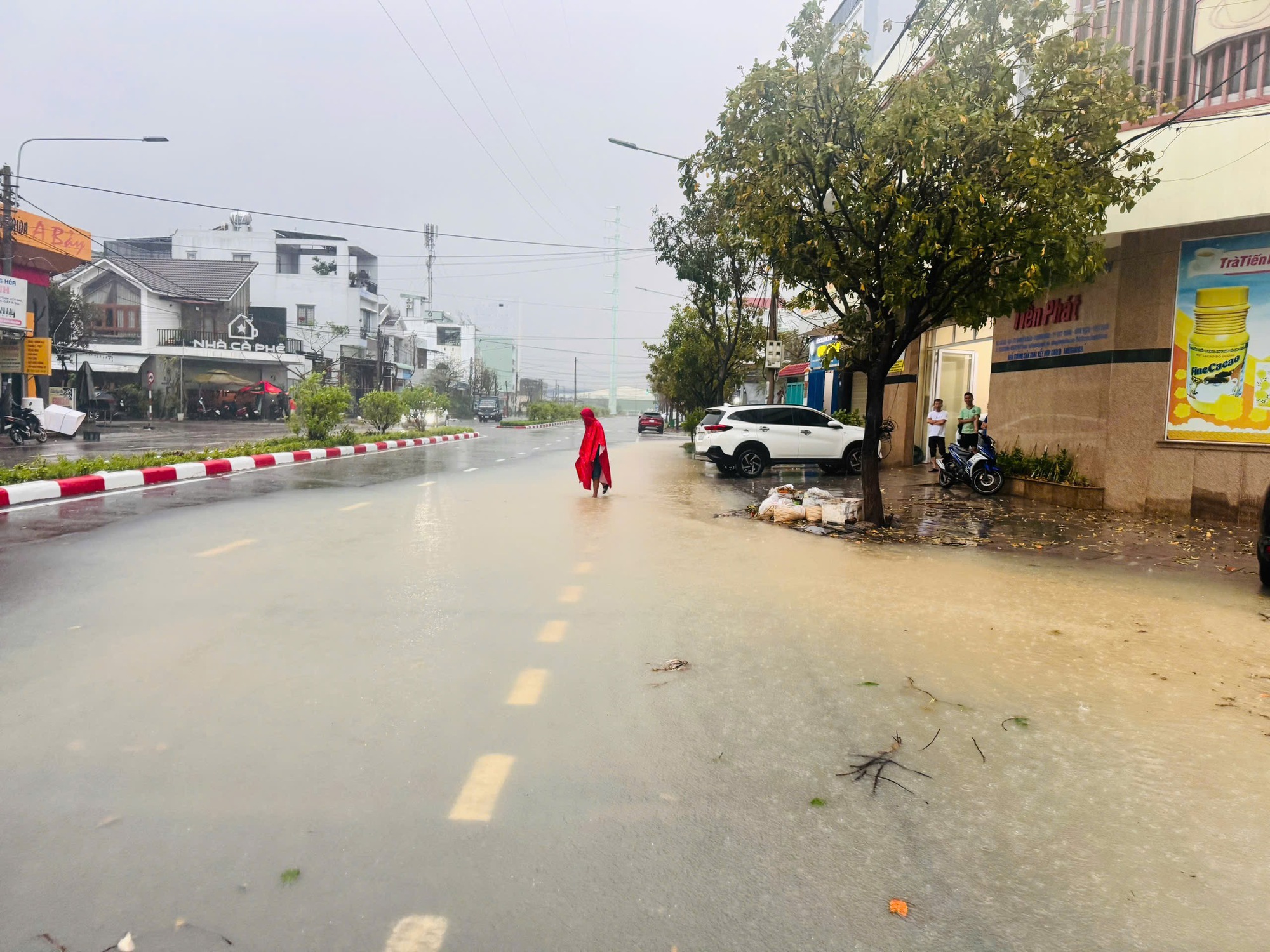 Cận cảnh mưa lũ lịch sử, hàng ngàn nhà dân Gia Lai chìm trong biển nước- Ảnh 21. Cận cảnh mưa lũ lịch sử, hàng ngàn nhà dân Gia Lai chìm trong biển nước- Ảnh 21.