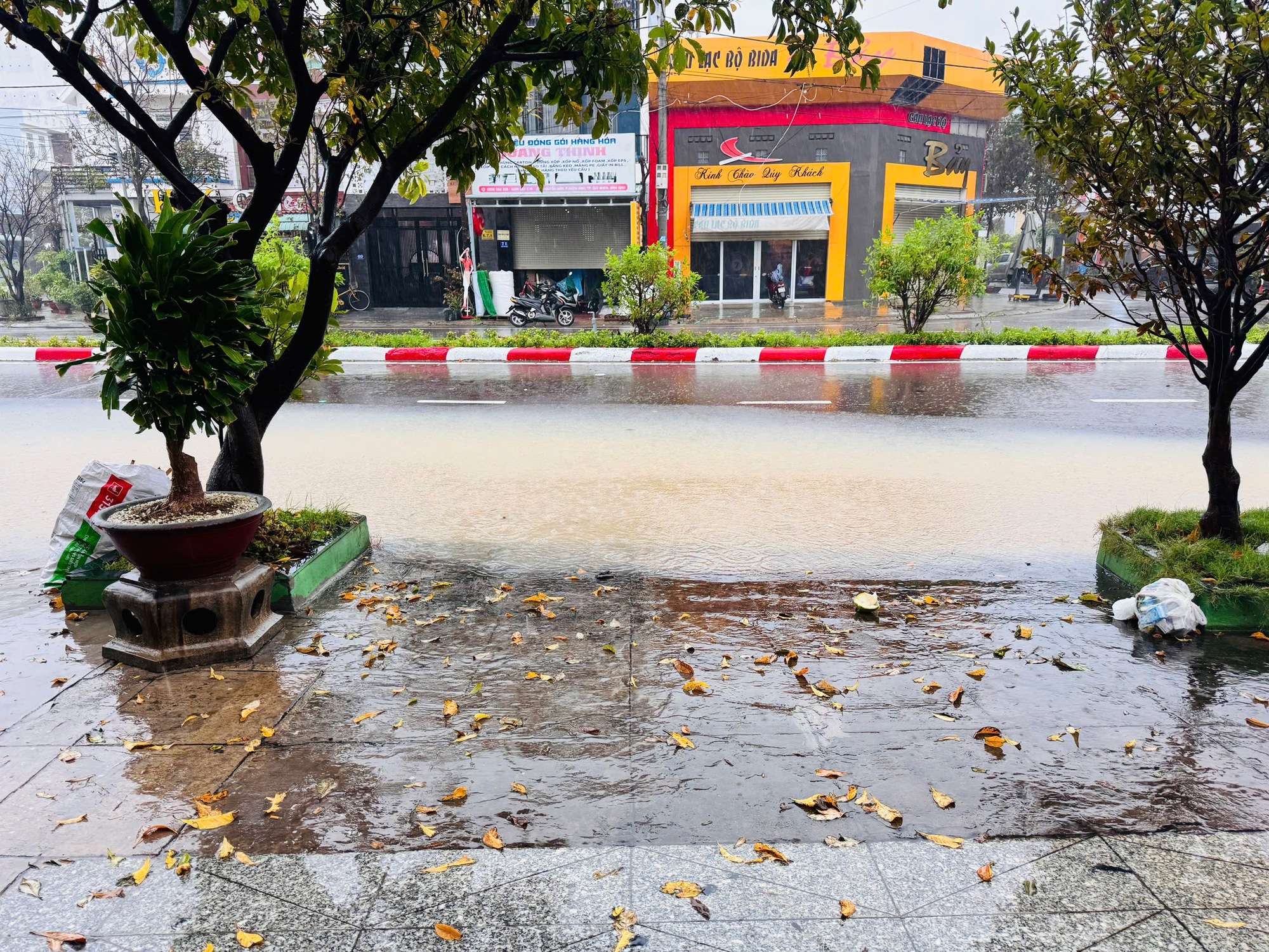 Cận cảnh mưa lũ lịch sử, hàng ngàn nhà dân Gia Lai chìm trong biển nước- Ảnh 22. Cận cảnh mưa lũ lịch sử, hàng ngàn nhà dân Gia Lai chìm trong biển nước- Ảnh 22.