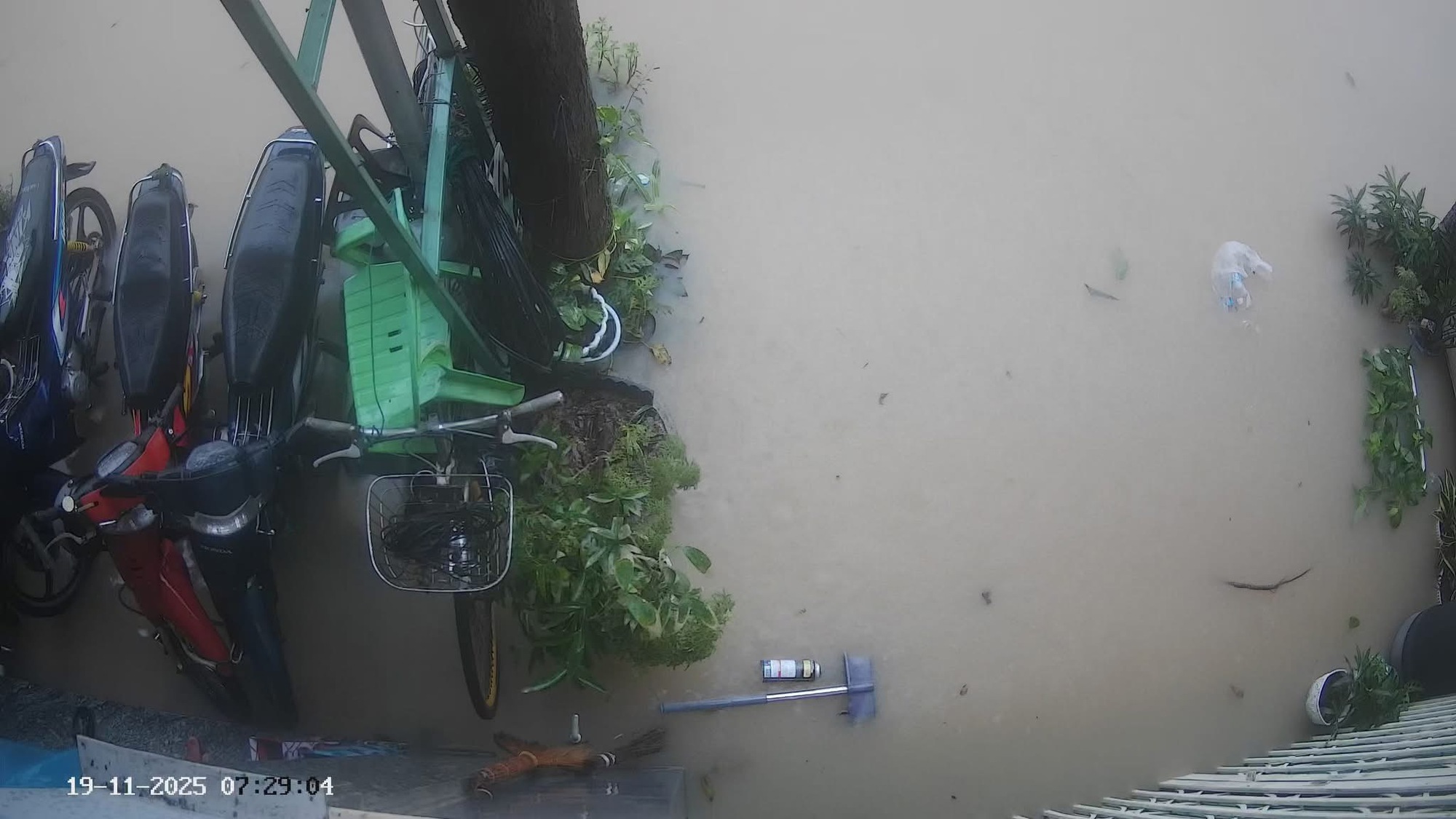 Cận cảnh mưa lũ lịch sử, hàng ngàn nhà dân Gia Lai chìm trong biển nước- Ảnh 23. Cận cảnh mưa lũ lịch sử, hàng ngàn nhà dân Gia Lai chìm trong biển nước- Ảnh 23.