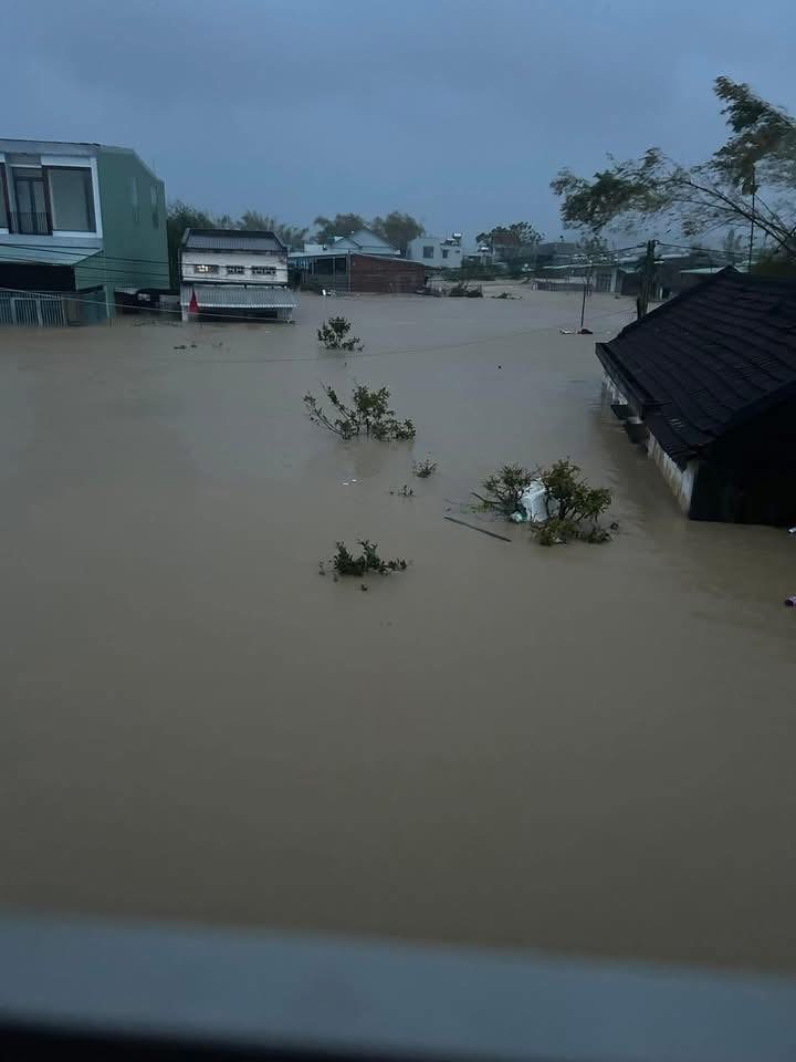 Cận cảnh mưa lũ lịch sử, hàng ngàn nhà dân Gia Lai chìm trong biển nước- Ảnh 24. Cận cảnh mưa lũ lịch sử, hàng ngàn nhà dân Gia Lai chìm trong biển nước- Ảnh 24.