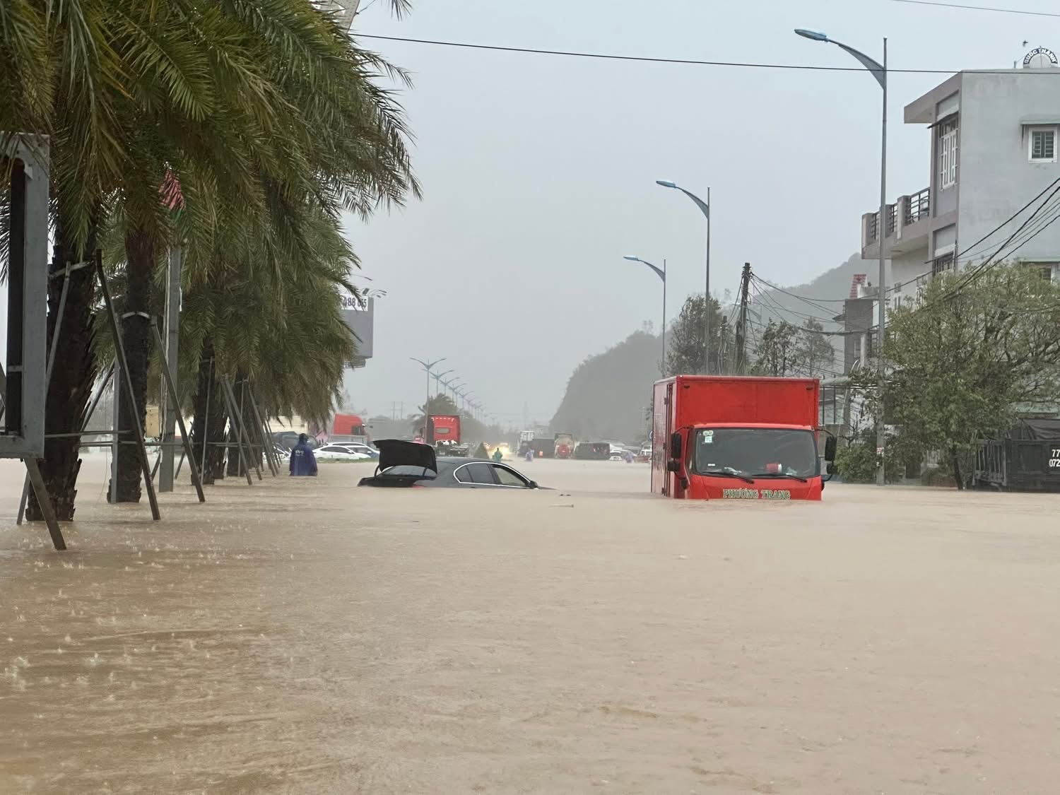 Cận cảnh mưa lũ lịch sử, hàng ngàn nhà dân Gia Lai chìm trong biển nước- Ảnh 28. Cận cảnh mưa lũ lịch sử, hàng ngàn nhà dân Gia Lai chìm trong biển nước- Ảnh 28.