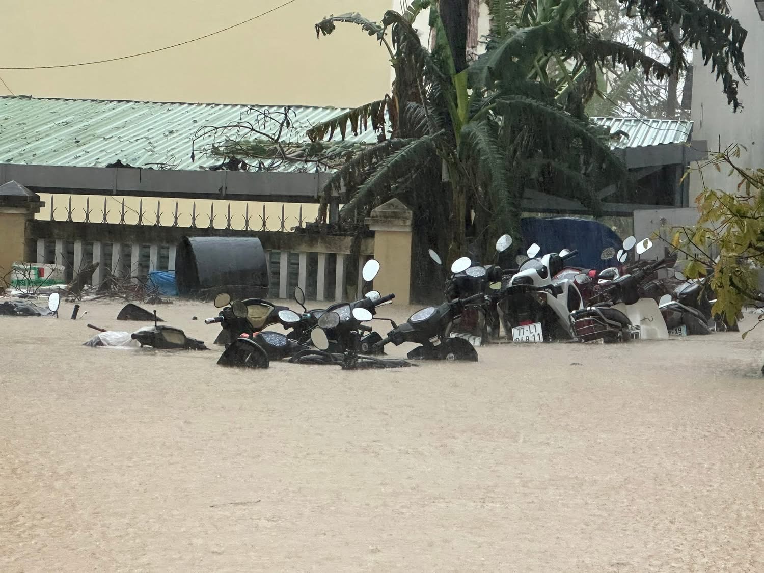 Cận cảnh mưa lũ lịch sử, hàng ngàn nhà dân Gia Lai chìm trong biển nước- Ảnh 29. Cận cảnh mưa lũ lịch sử, hàng ngàn nhà dân Gia Lai chìm trong biển nước- Ảnh 29.