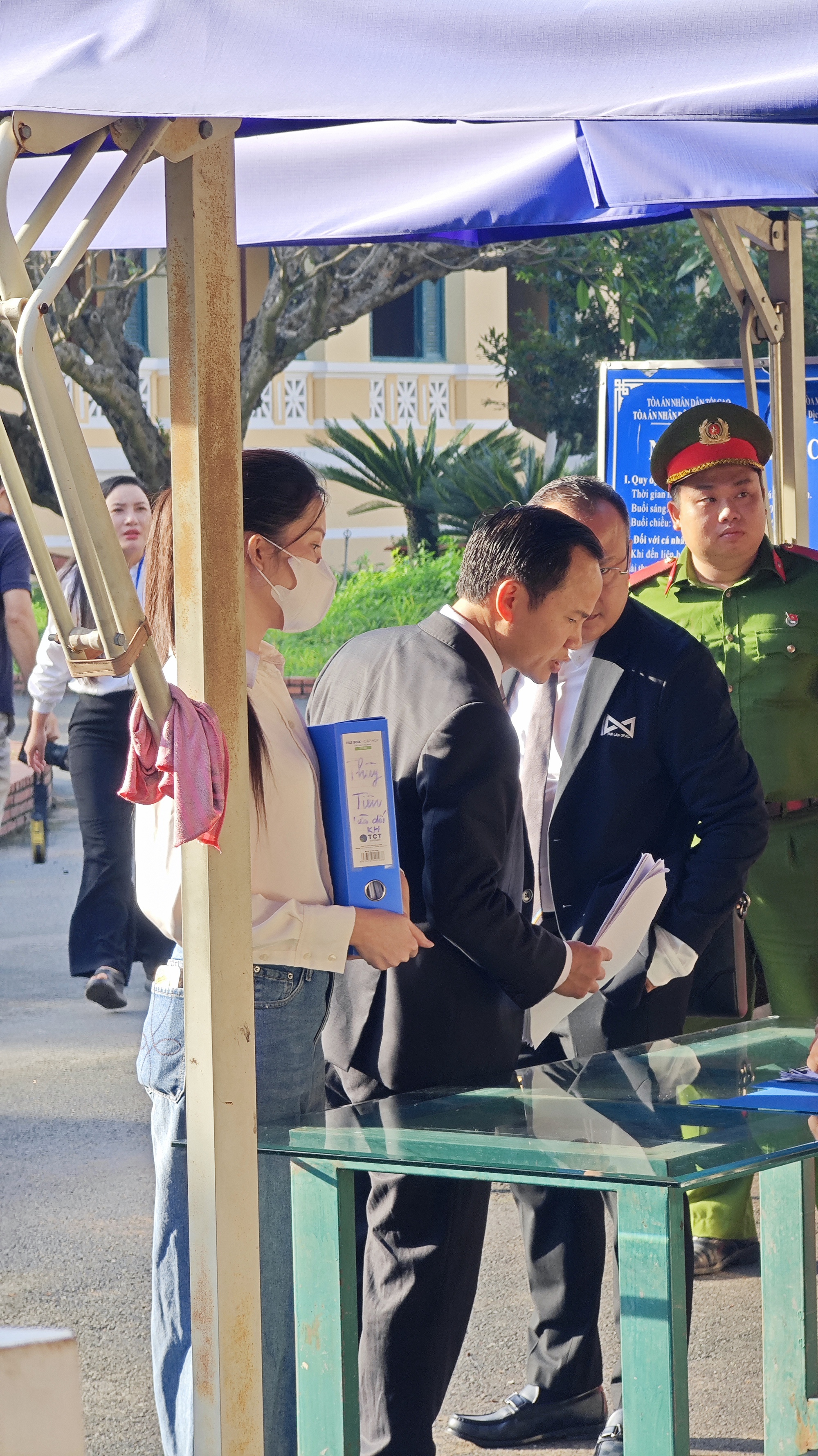 Hoa khôi Thuý Vi mang đến phiên toà xét xử Thuỳ Tiên 1 chiếc hộp, bên trên có dòng chữ cay đắng- Ảnh 1.