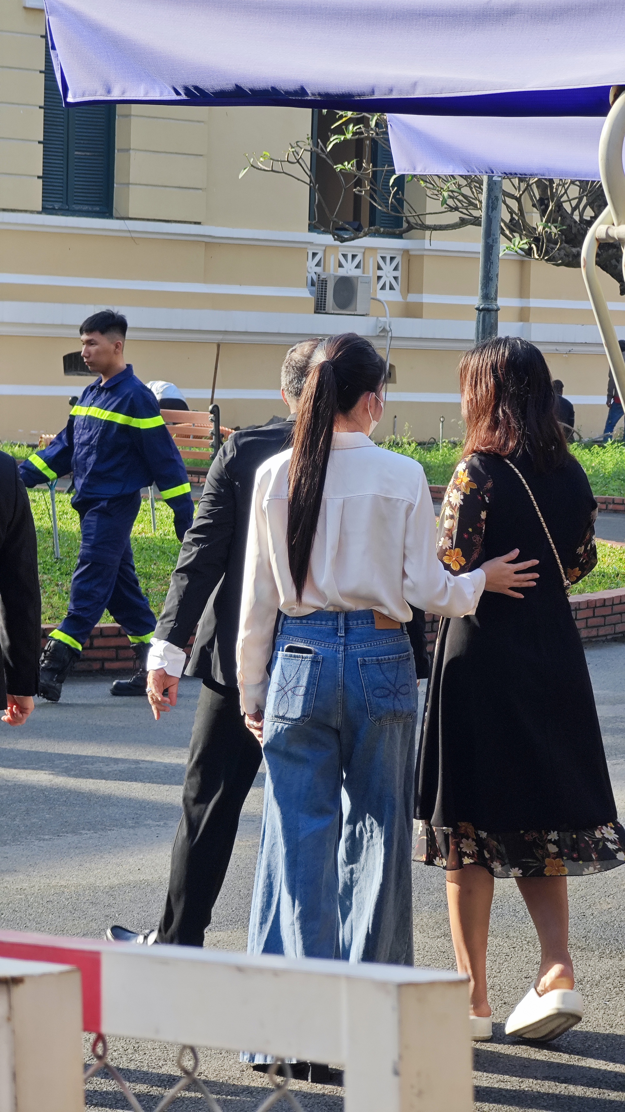 Hoa khôi Thuý Vi mang đến phiên toà xét xử Thuỳ Tiên 1 chiếc hộp, bên trên có dòng chữ cay đắng- Ảnh 4.