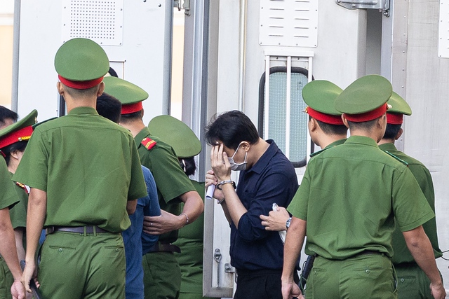 Xét xử vụ kẹo Kera: Những hình ảnh đầu tiên tại toà của Hoa hậu Thuỳ Tiên, Hằng Du Mục và Quang Linh Vlog- Ảnh 5.