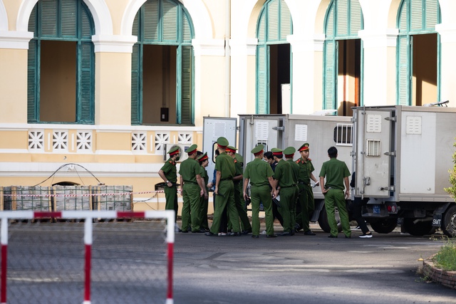 Xét xử vụ kẹo Kera: Những hình ảnh đầu tiên tại toà của Hoa hậu Thuỳ Tiên, Hằng Du Mục và Quang Linh Vlog- Ảnh 7.