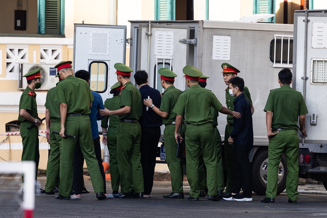 Xét xử vụ kẹo Kera: Những hình ảnh đầu tiên tại toà của Hoa hậu Thuỳ Tiên, Hằng Du Mục và Quang Linh Vlog- Ảnh 8.