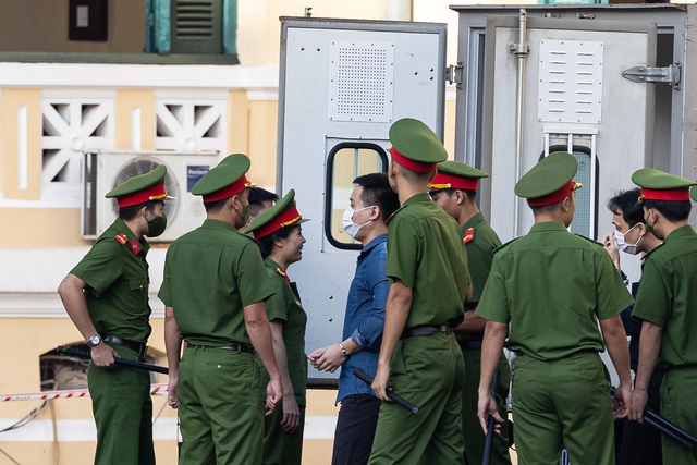 Xét xử vụ kẹo Kera: Những hình ảnh đầu tiên tại toà của Hoa hậu Thuỳ Tiên, Hằng Du Mục và Quang Linh Vlog- Ảnh 4.