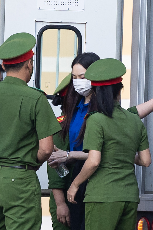 Xét xử vụ kẹo Kera: Những hình ảnh đầu tiên tại toà của Hoa hậu Thuỳ Tiên, Hằng Du Mục và Quang Linh Vlog- Ảnh 2.