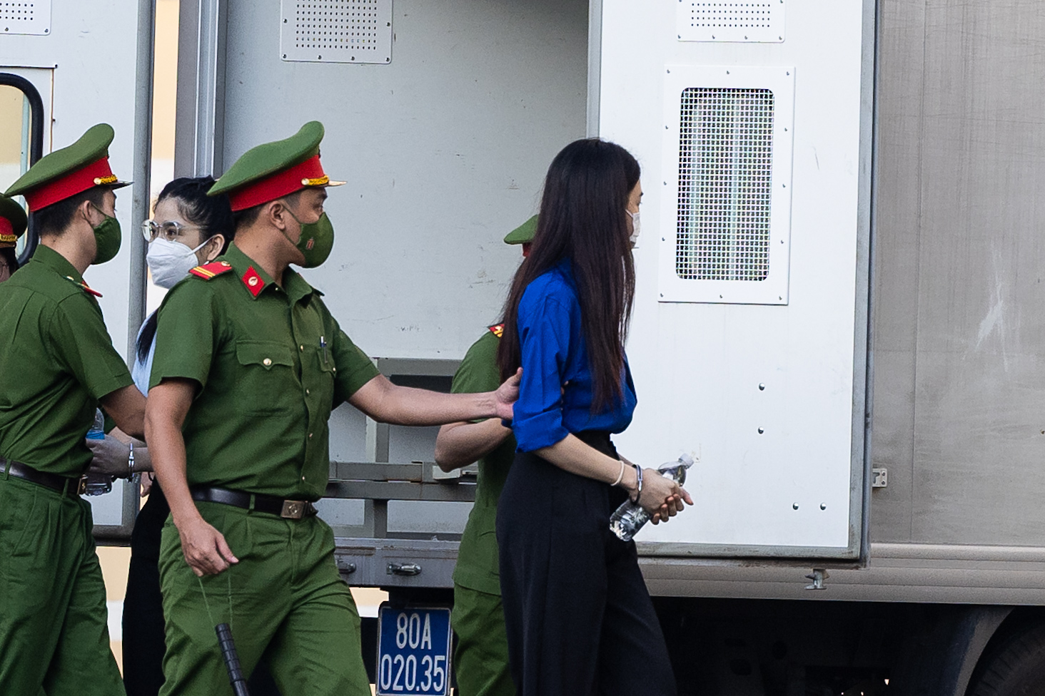 Thái độ của Thuỳ Tiên trong phiên toà xét xử vụ án Kẹo Kera, một ánh mắt nói lên tất cả- Ảnh 9.