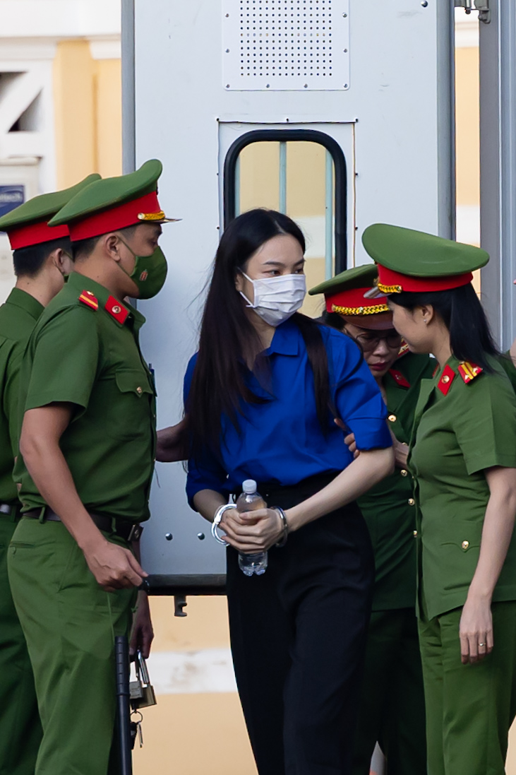 Thuỳ Tiên cởi bỏ khẩu trang, nở nụ cười hiếm hoi sau 6 tháng tạm giam!- Ảnh 6. Thuỳ Tiên cởi bỏ khẩu trang, nở nụ cười hiếm hoi sau 6 tháng tạm giam!- Ảnh 6.