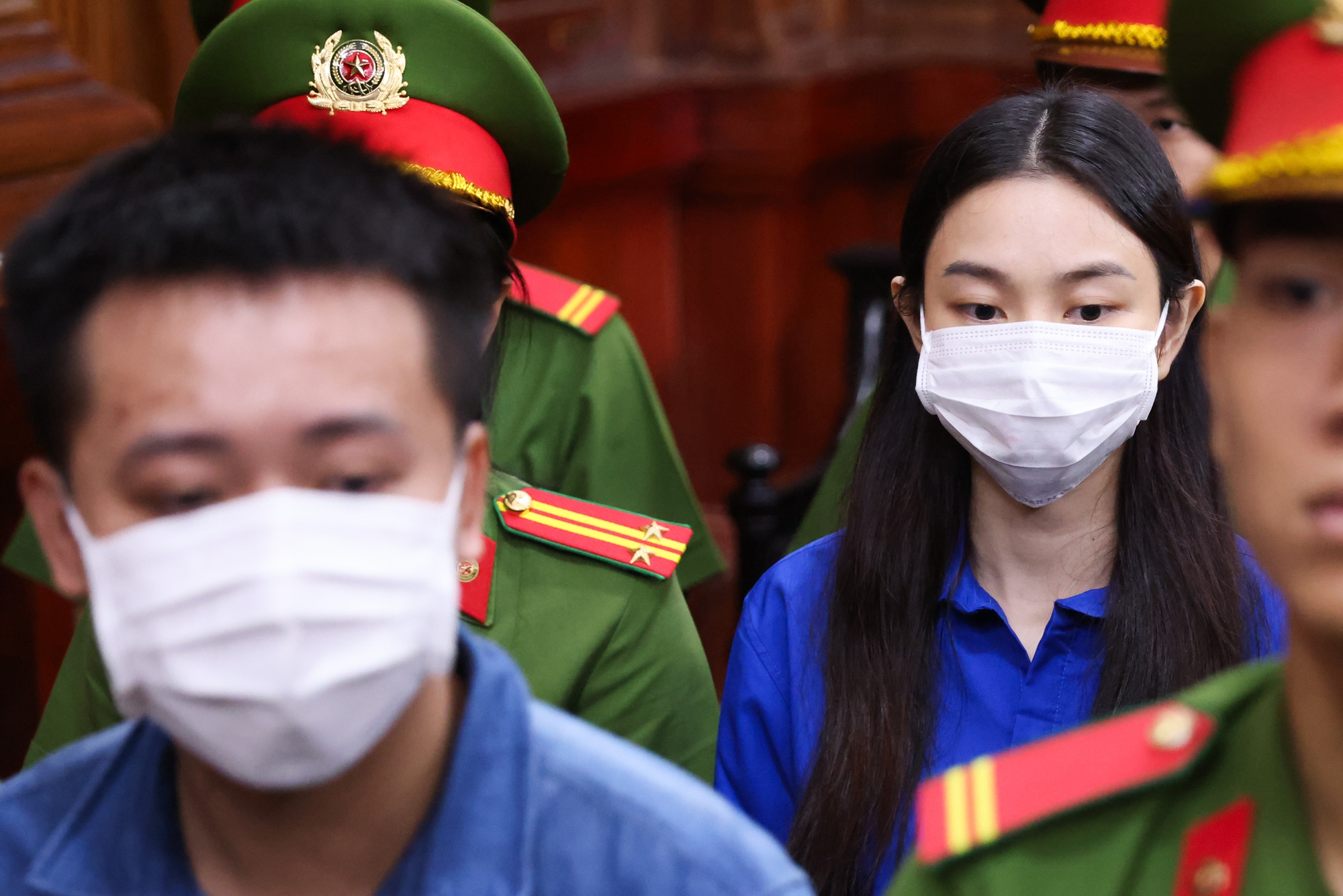 Thái độ của Thuỳ Tiên trong phiên toà xét xử vụ án Kẹo Kera, một ánh mắt nói lên tất cả- Ảnh 3.