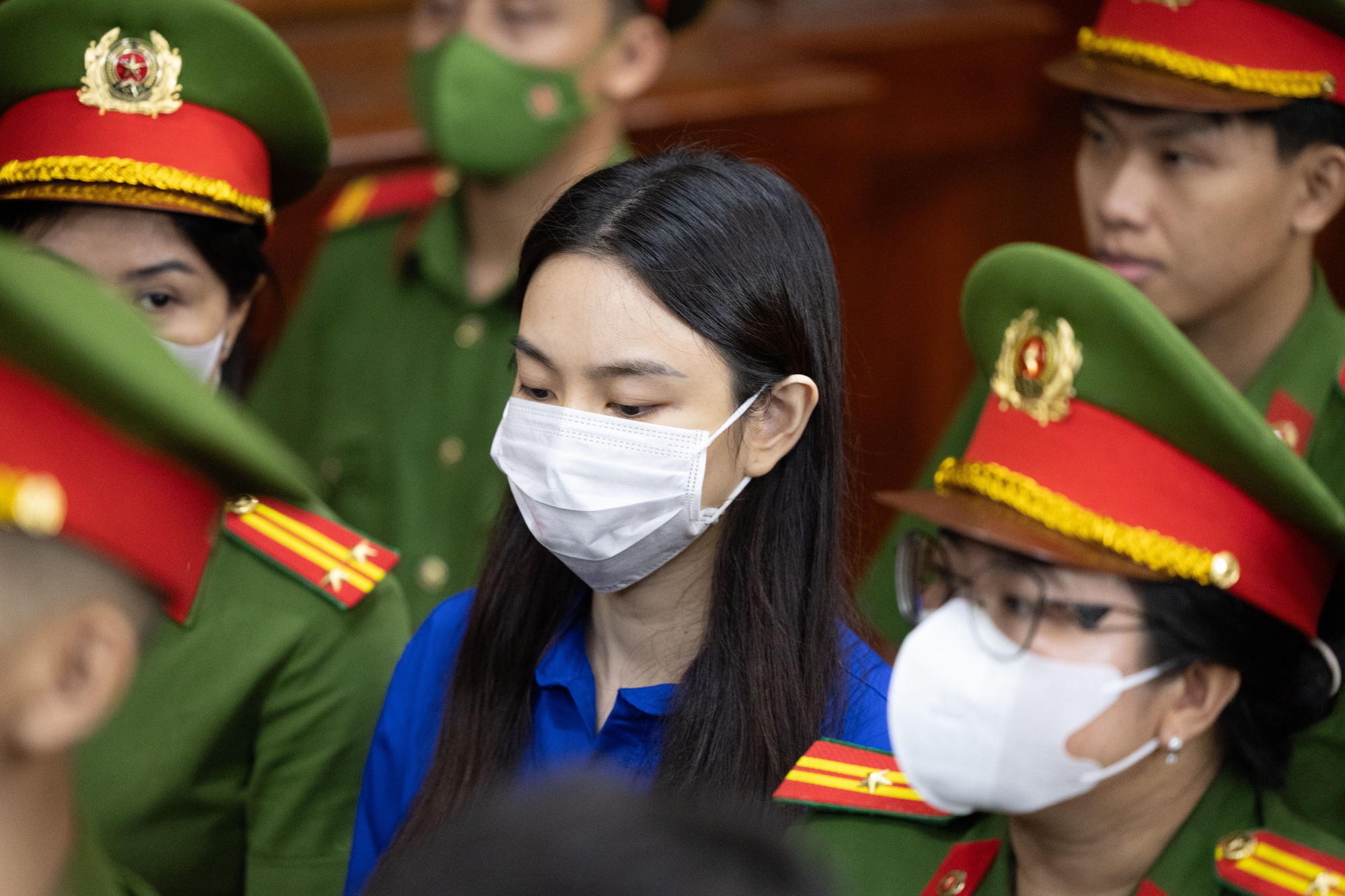 Thái độ của Thuỳ Tiên trong phiên toà xét xử vụ án Kẹo Kera, một ánh mắt nói lên tất cả- Ảnh 4.