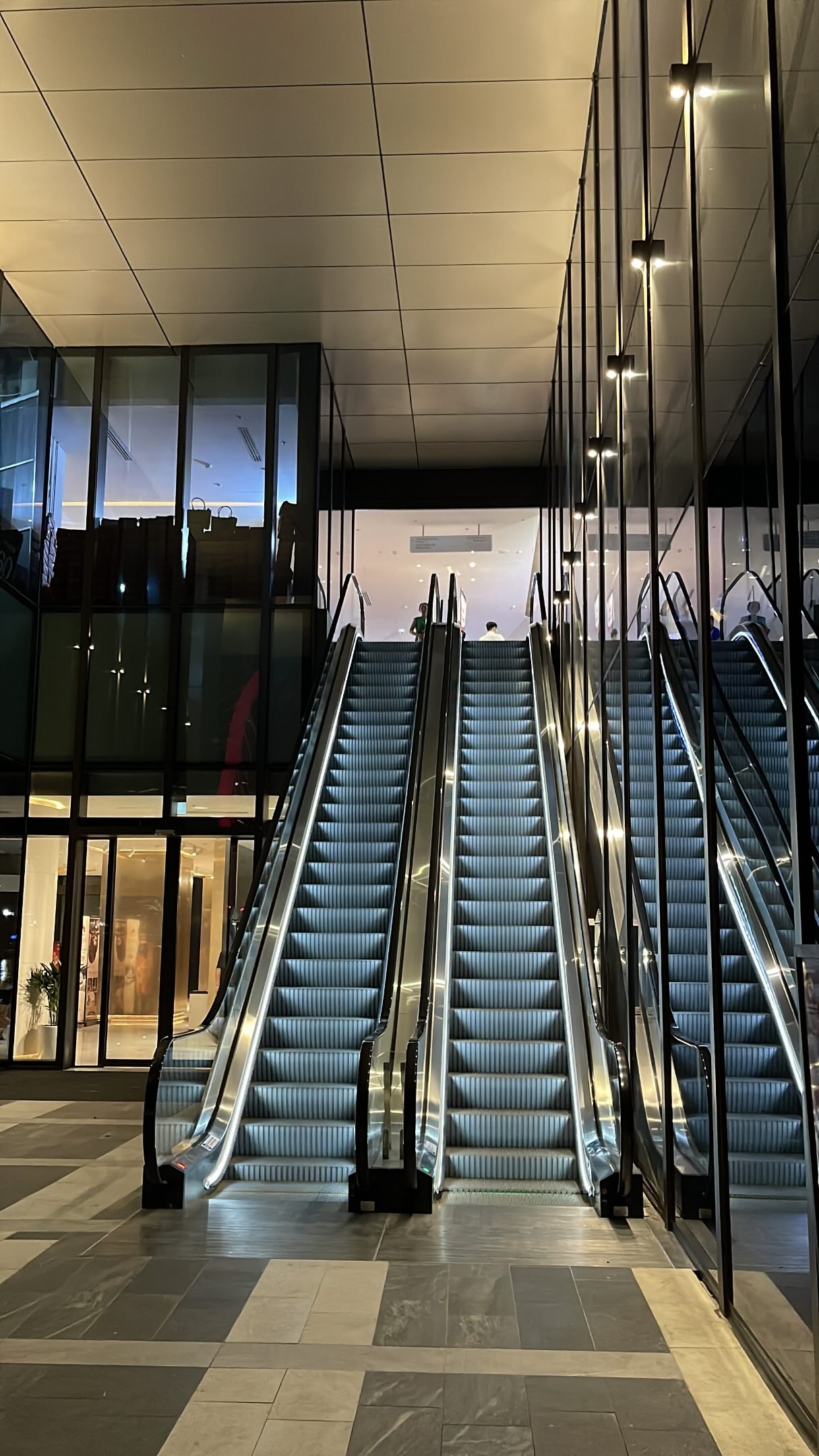 Xuất hiện chiếc thang cuốn khiến giới trẻ TP.HCM phát cuồng: View tiền tỷ, hoàn toàn miễn phí tham quan- Ảnh 2. Xuất hiện chiếc thang cuốn khiến giới trẻ TP.HCM phát cuồng: View tiền tỷ, hoàn toàn miễn phí tham quan- Ảnh 2.