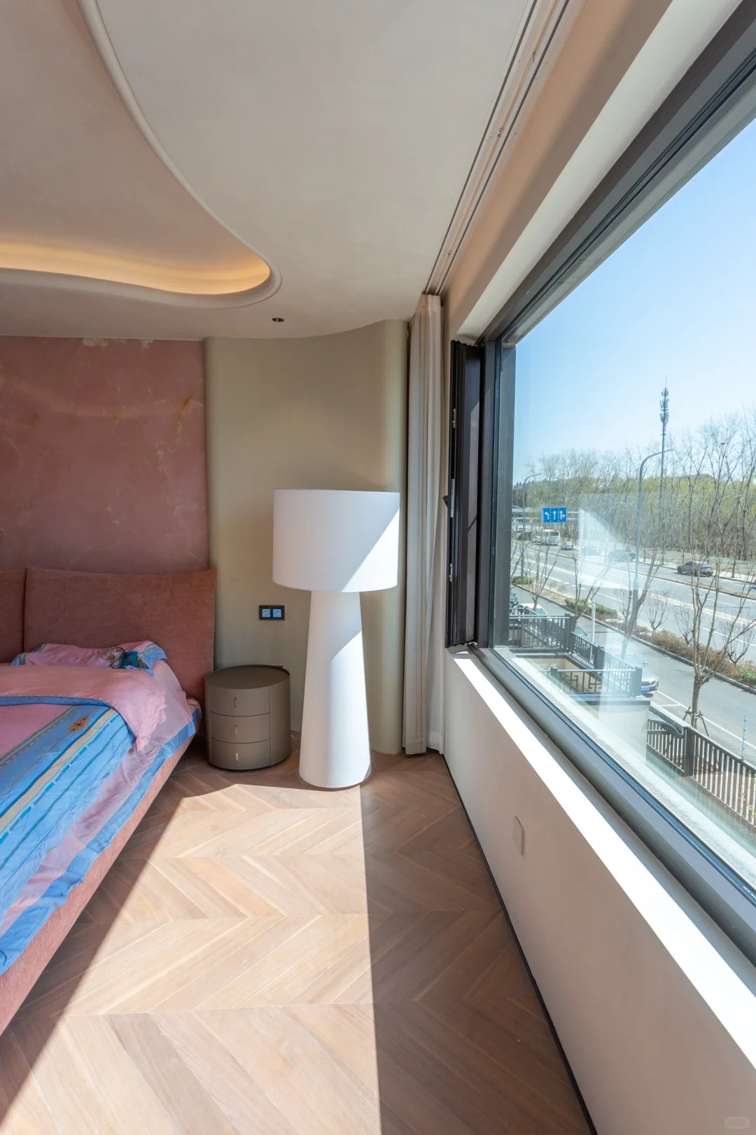 Chịu chơi nhất showbiz: Sofa "vô cực", đảo bếp đá quý chỉ là chuyện nhỏ, chi tiết đắt giá này trong biệt thự 6 tầng 666m2 của Lâu Nghệ Tiêu mới khiến người xem lụi tim!- Ảnh 23.