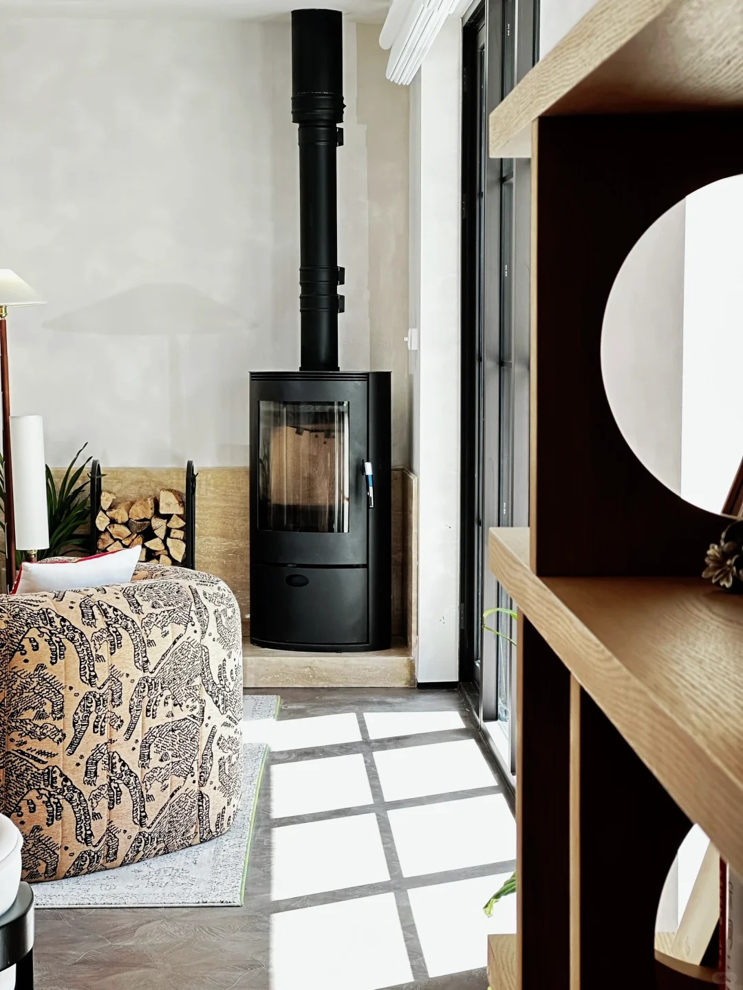 Chịu chơi nhất showbiz: Sofa "vô cực", đảo bếp đá quý chỉ là chuyện nhỏ, chi tiết đắt giá này trong biệt thự 6 tầng 666m2 của Lâu Nghệ Tiêu mới khiến người xem lụi tim!- Ảnh 25.