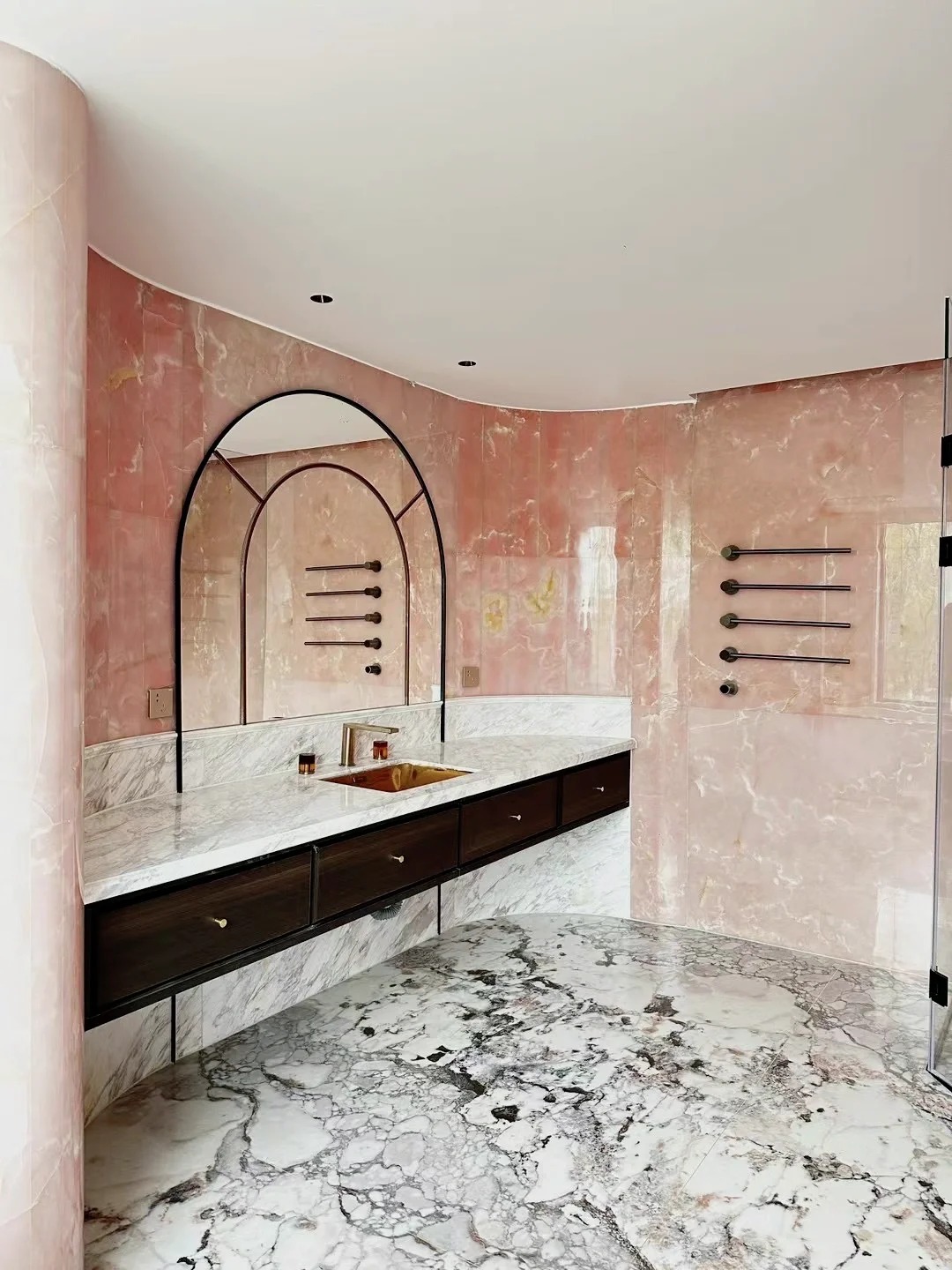 Chịu chơi nhất showbiz: Sofa "vô cực", đảo bếp đá quý chỉ là chuyện nhỏ, chi tiết đắt giá này trong biệt thự 6 tầng 666m2 của Lâu Nghệ Tiêu mới khiến người xem lụi tim!- Ảnh 16.