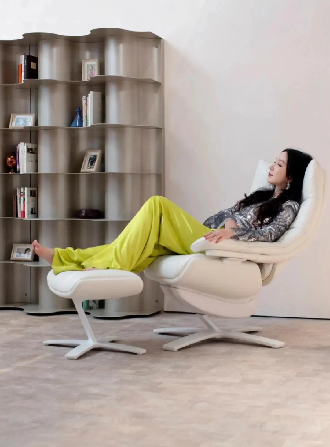 Chịu chơi nhất showbiz: Sofa "vô cực", đảo bếp đá quý chỉ là chuyện nhỏ, chi tiết đắt giá này trong biệt thự 6 tầng 666m2 của Lâu Nghệ Tiêu mới khiến người xem lụi tim!- Ảnh 3.