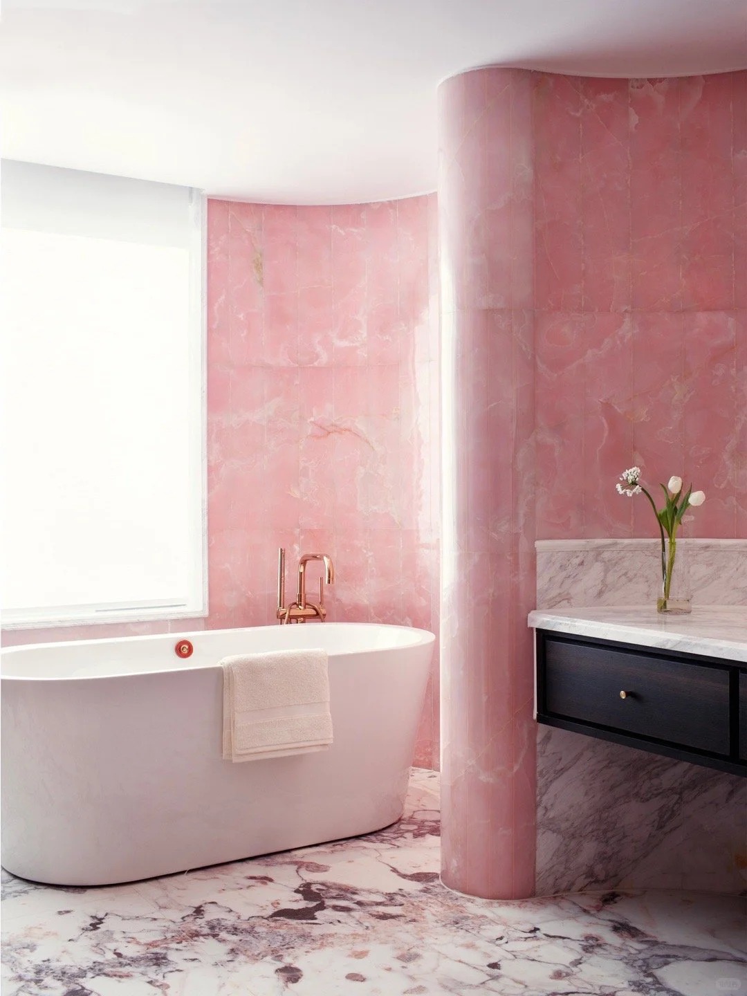 Chịu chơi nhất showbiz: Sofa "vô cực", đảo bếp đá quý chỉ là chuyện nhỏ, chi tiết đắt giá này trong biệt thự 6 tầng 666m2 của Lâu Nghệ Tiêu mới khiến người xem lụi tim!- Ảnh 19.