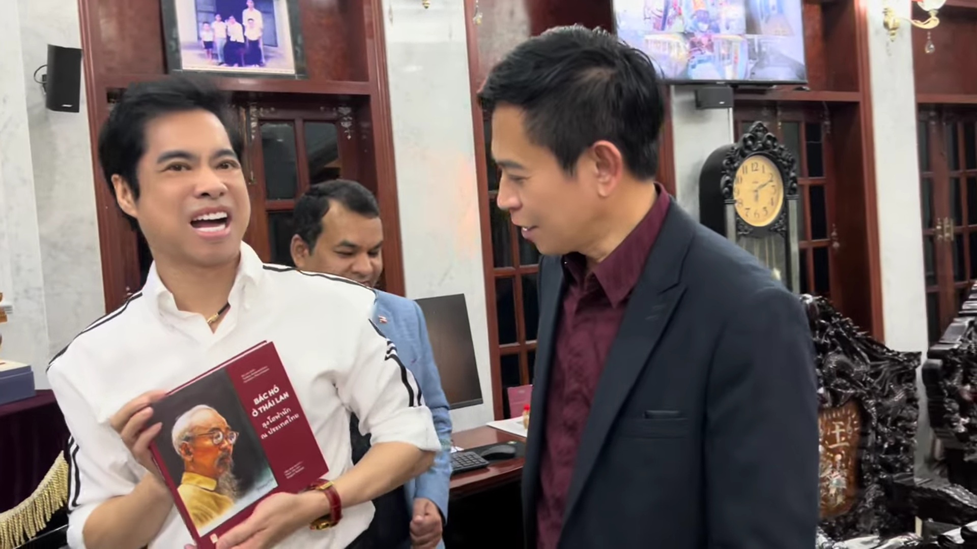 Ngọc Sơn bịt mắt làm 1 việc trong biệt thự dát vàng, khách nước ngoài trầm trồ- Ảnh 3.