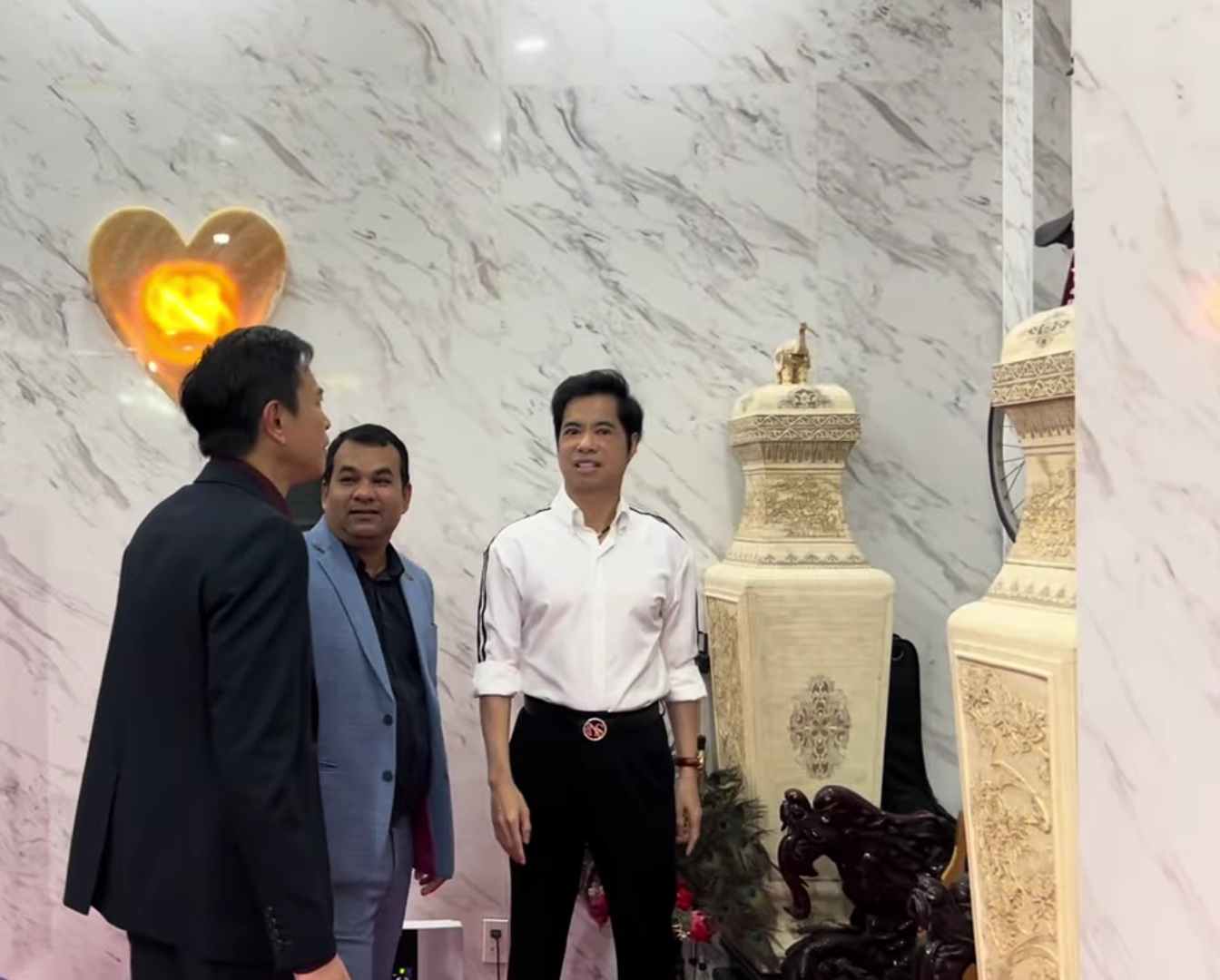 Ngọc Sơn bịt mắt làm 1 việc trong biệt thự dát vàng, khách nước ngoài trầm trồ- Ảnh 1.