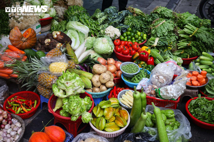 Rau gia vị đắt hơn thịt, chủ quán bún phở rập rình tăng giá để bù lỗ- Ảnh 2.