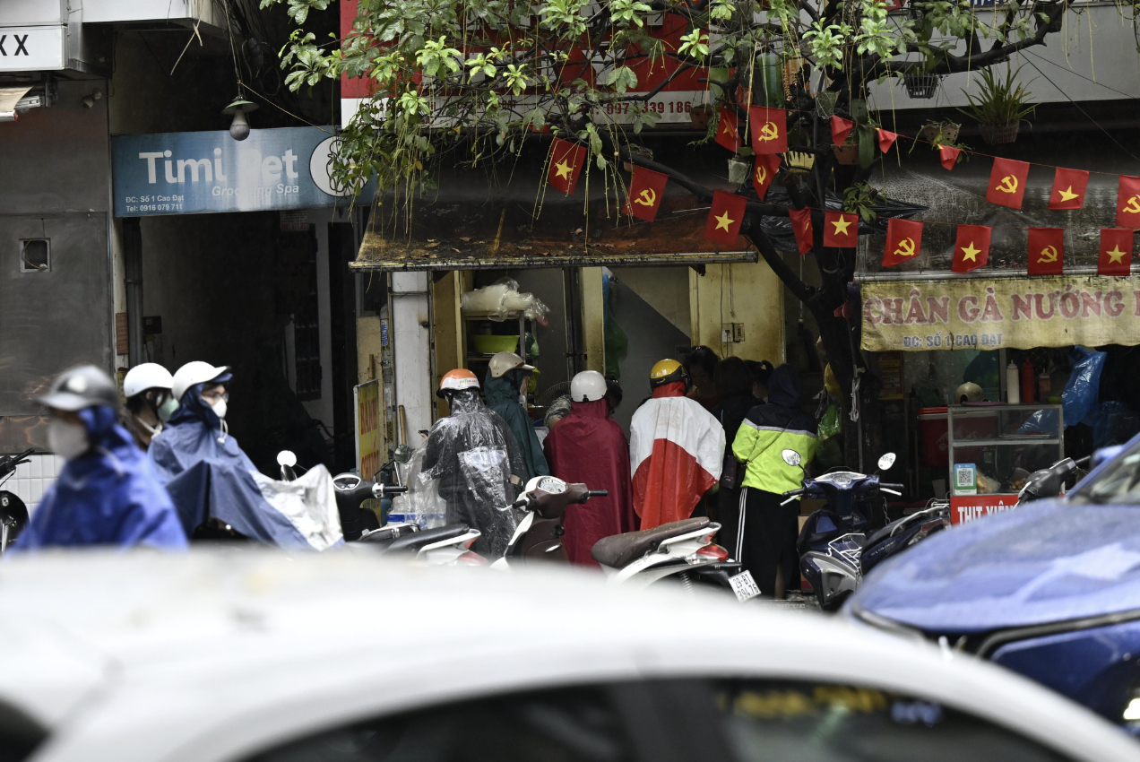 Thực tế tại hàng bánh chuối Hà Nội khiến khách "ức phát khóc": Người mua vẫn tới đông nghịt dù trời mưa lớn- Ảnh 5.