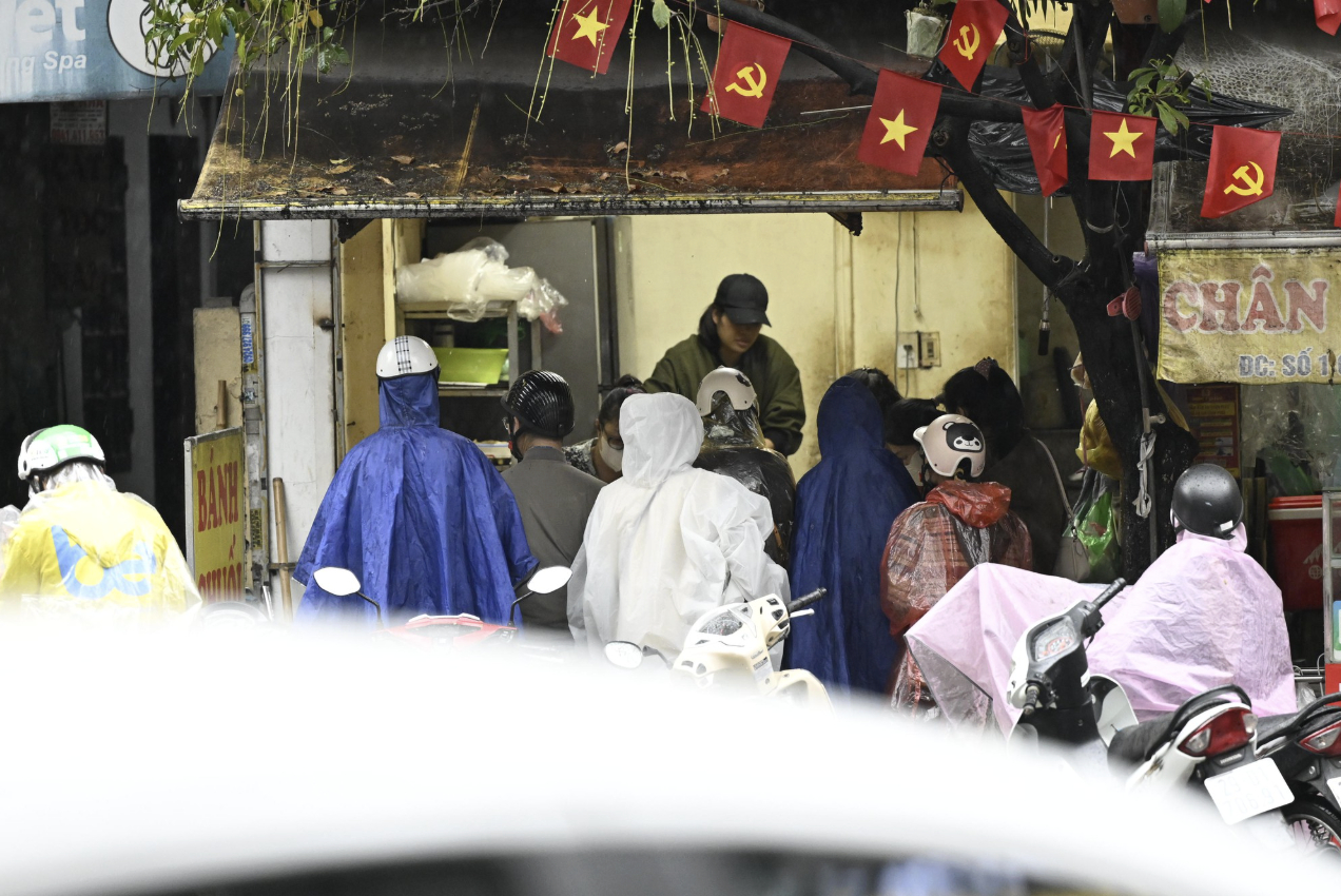 Thực tế tại hàng bánh chuối Hà Nội khiến khách "ức phát khóc": Người mua vẫn tới đông nghịt dù trời mưa lớn- Ảnh 4.