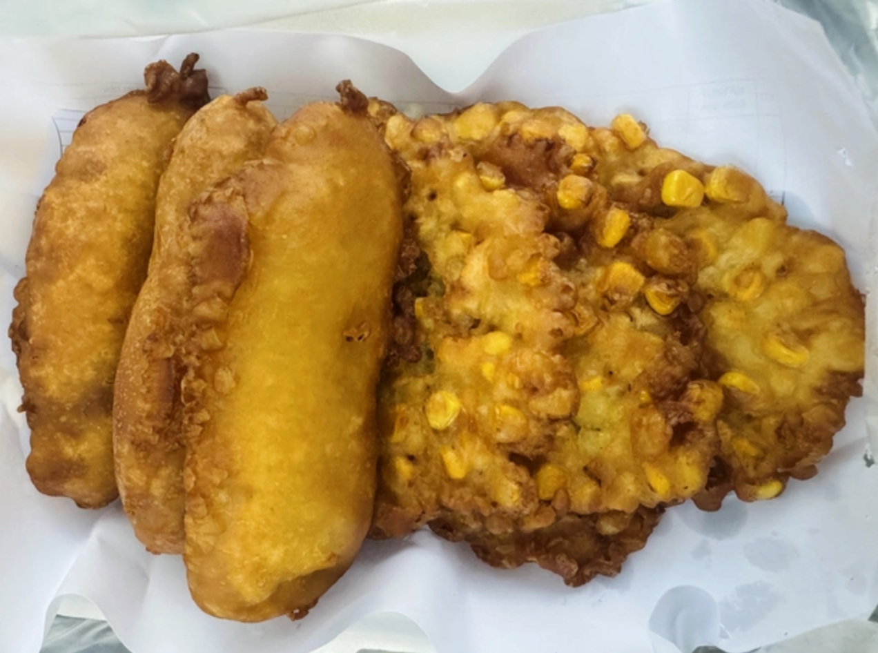 Thực tế tại hàng bánh chuối Hà Nội khiến khách "ức phát khóc": Người mua vẫn tới đông nghịt dù trời mưa lớn- Ảnh 7.