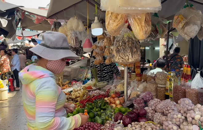 Sự thật về chợ nhà giàu 100 năm bán giá đắt đỏ vẫn có khách nườm nượp tại TPHCM- Ảnh 5.