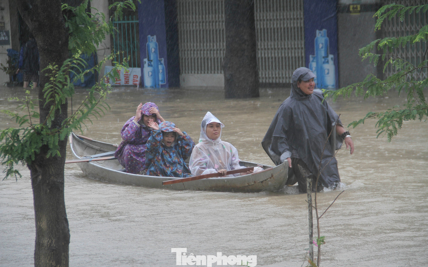 Nước lũ có nơi ngập 2m, người dân Quy Nhơn lên đường ray tìm nơi trú nạn- Ảnh 1.