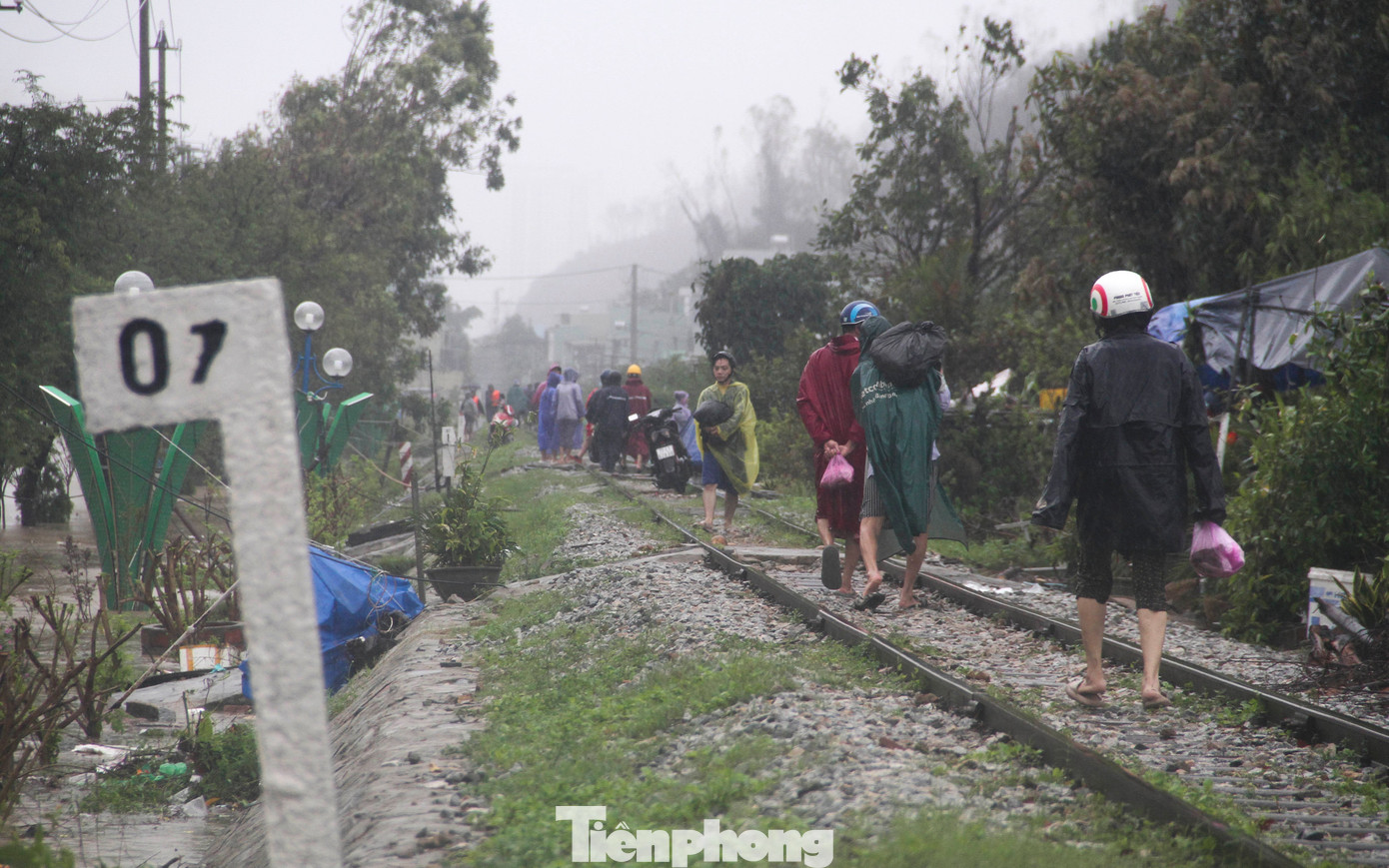 Nước lũ có nơi ngập 2m, người dân Quy Nhơn lên đường ray tìm nơi trú nạn- Ảnh 2.