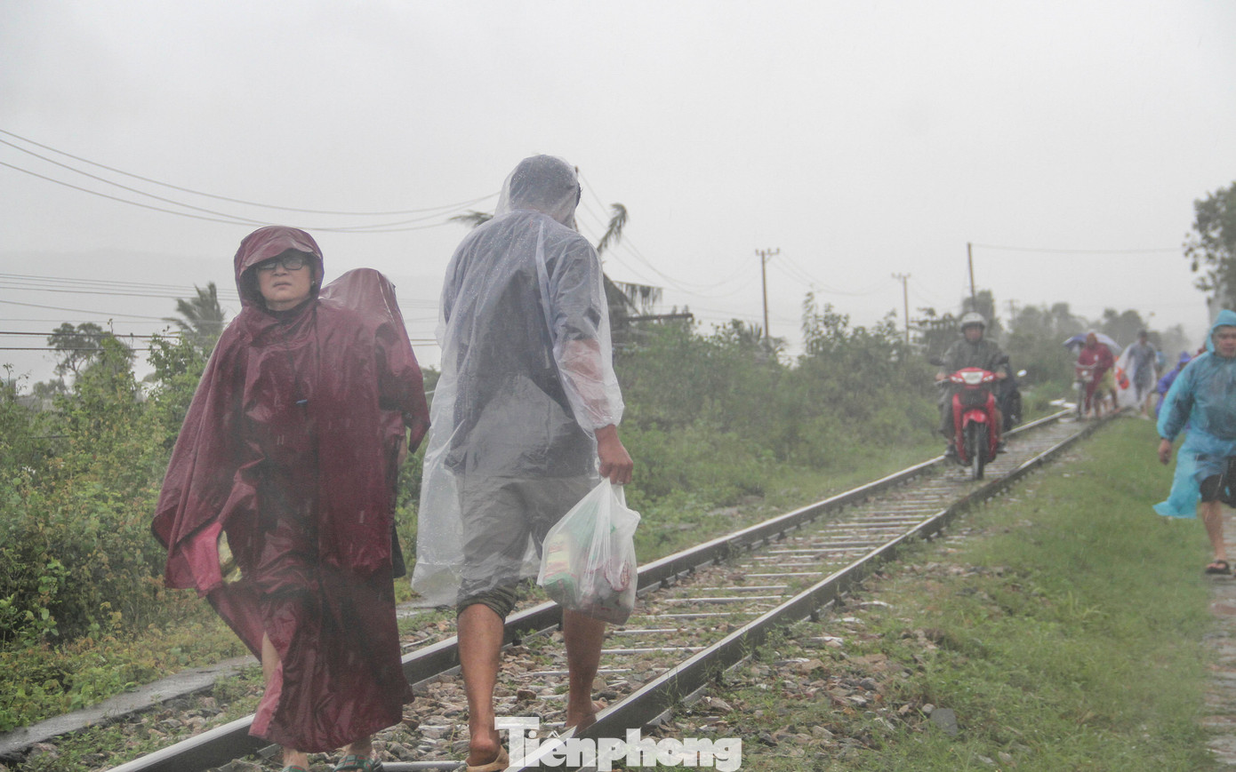 Nước lũ có nơi ngập 2m, người dân Quy Nhơn lên đường ray tìm nơi trú nạn- Ảnh 9.