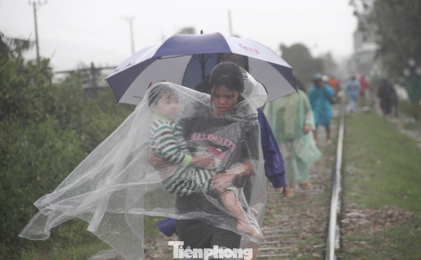 Nước lũ có nơi ngập 2m, người dân Quy Nhơn lên đường ray tìm nơi trú nạn- Ảnh 10.