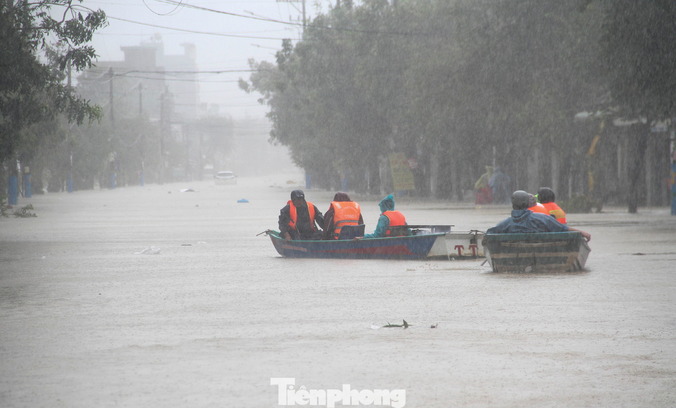 Nước lũ có nơi ngập 2m, người dân Quy Nhơn lên đường ray tìm nơi trú nạn- Ảnh 13.