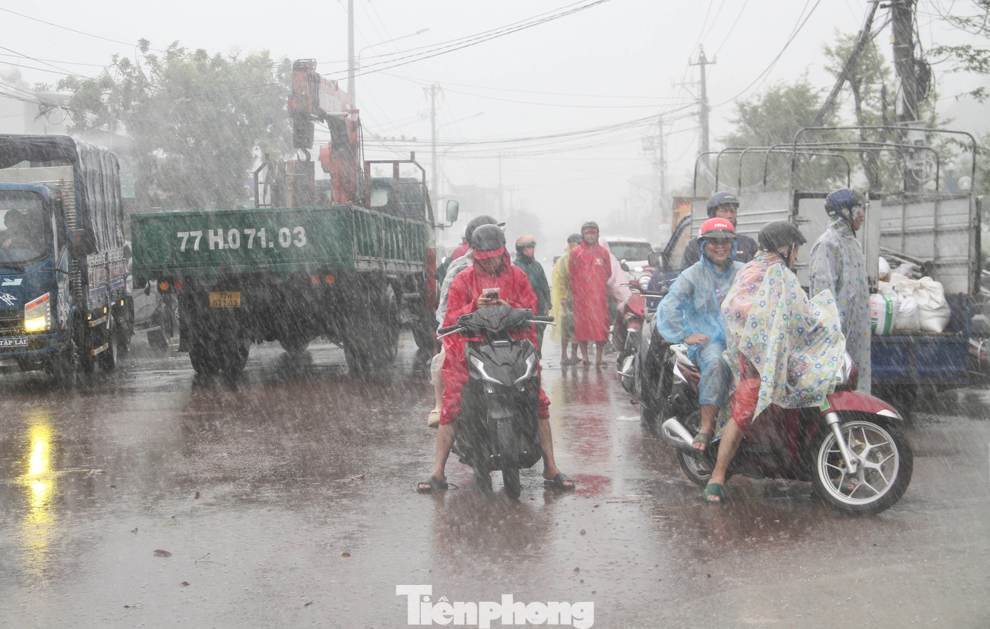 Nước lũ có nơi ngập 2m, người dân Quy Nhơn lên đường ray tìm nơi trú nạn- Ảnh 12.