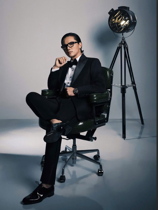 Nam nghệ sĩ U50 đứng sau hàng loạt hit đình đám: "Ông bố 5 con" khắt khe kỹ tính, 2 con gái cũng phải ký hợp đồng làm việc với công ty- Ảnh 2.