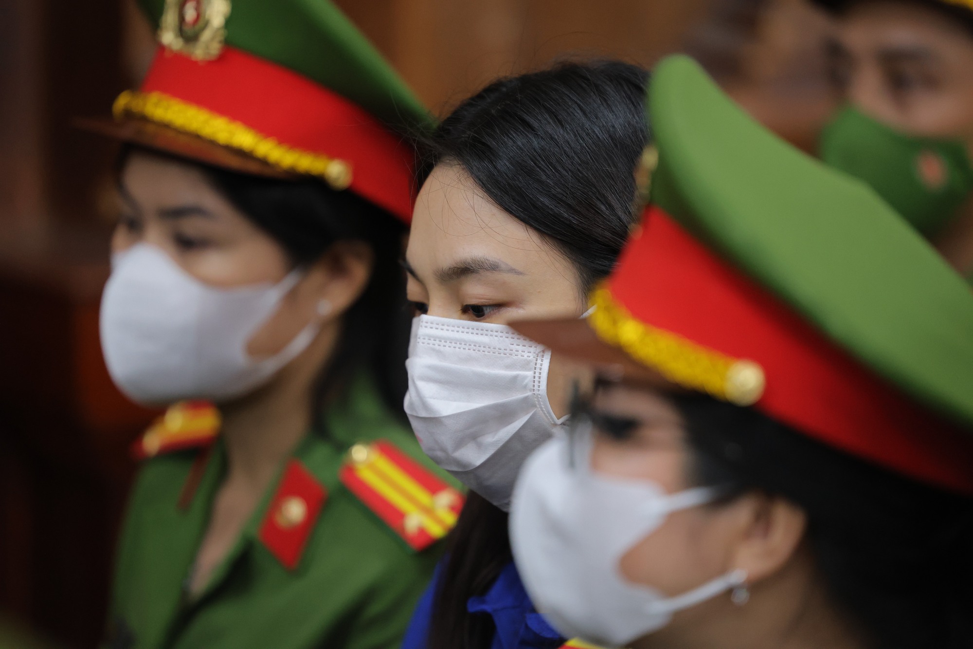 Thái độ của Thuỳ Tiên trong phiên toà xét xử vụ án Kẹo Kera, một ánh mắt nói lên tất cả- Ảnh 5.