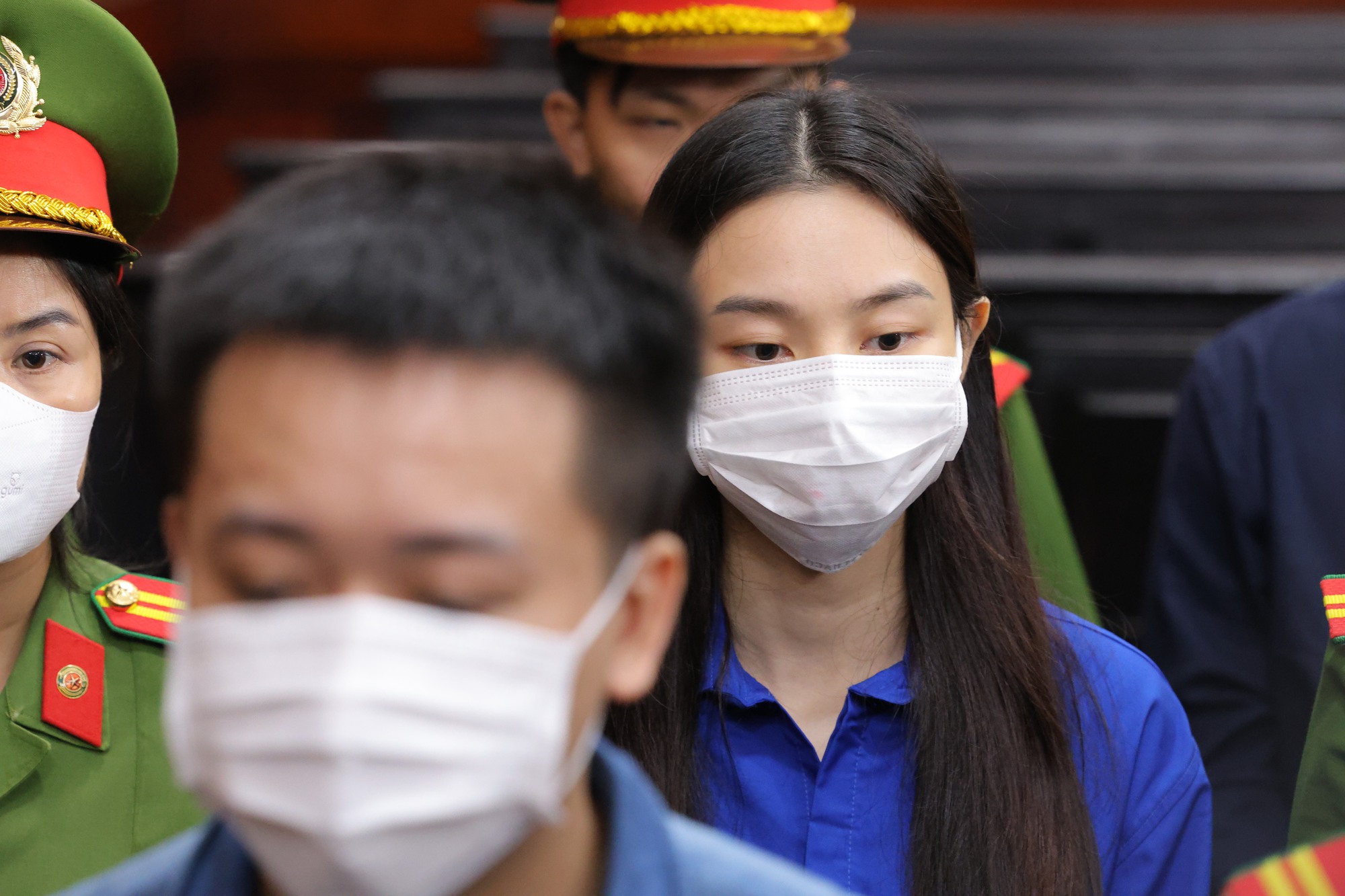 Thái độ của Thuỳ Tiên trong phiên toà xét xử vụ án Kẹo Kera, một ánh mắt nói lên tất cả- Ảnh 2.