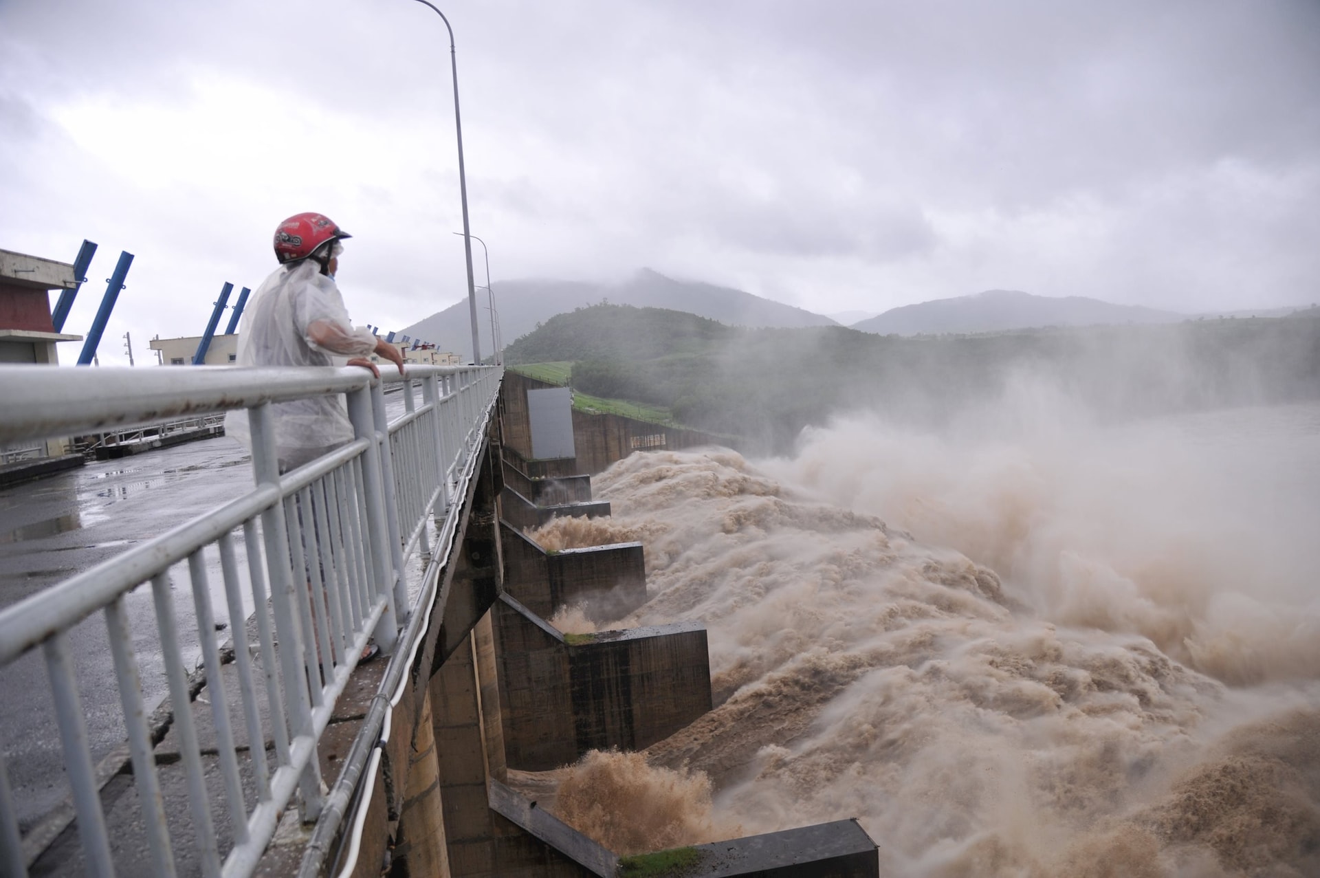 Thủy điện Sông Ba Hạ (SBH) có tốc độ xả lũ kỷ lục 14.700m3/giây làm ngập lụt nặng có quy mô ra sao?- Ảnh 1.