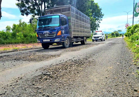 Cận cảnh con đường 'tan nát' sau khi được... sửa chữa- Ảnh 5. Cận cảnh con đường 'tan nát' sau khi được... sửa chữa- Ảnh 5.