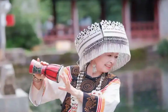 Suốt 10 năm, 3 con gái cùng mẹ già 80 tuổi du lịch dưỡn già 50 thành phố: Niềm vui của mẹ là phong cảnh đẹp nhất- Ảnh 2. Suốt 10 năm, 3 con gái cùng mẹ già 80 tuổi du lịch dưỡn già 50 thành phố: Niềm vui của mẹ là phong cảnh đẹp nhất- Ảnh 2.