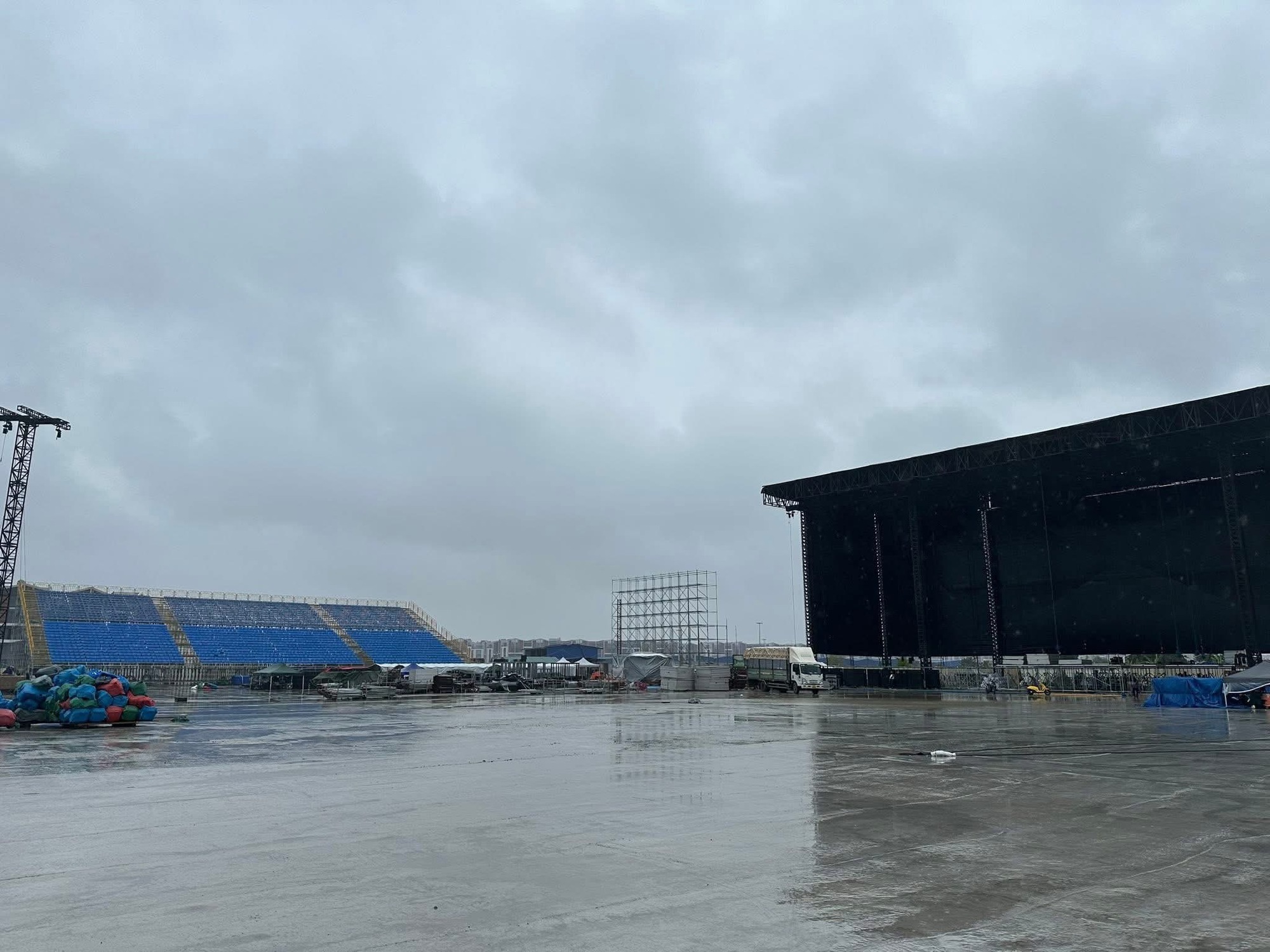 Còn 1 tuần đến concert G-Dragon ở Hà Nội: Sân khấu sắp thành hình, âm thanh ánh sáng được lắp đặt hoành tráng!- Ảnh 2.