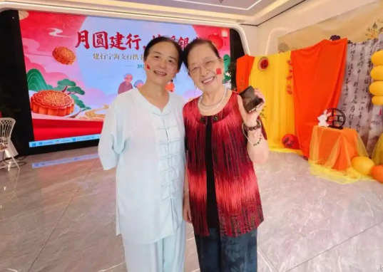 Suốt 10 năm, 3 con gái cùng mẹ già 80 tuổi du lịch dưỡn già 50 thành phố: Niềm vui của mẹ là phong cảnh đẹp nhất- Ảnh 3. Suốt 10 năm, 3 con gái cùng mẹ già 80 tuổi du lịch dưỡn già 50 thành phố: Niềm vui của mẹ là phong cảnh đẹp nhất- Ảnh 3.