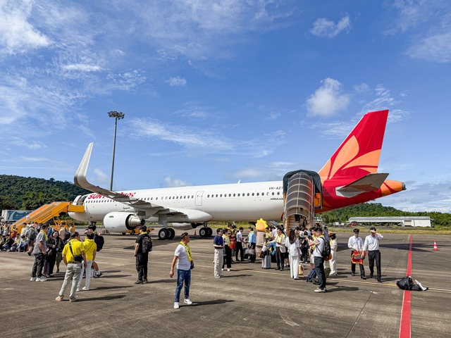 Review chuyến bay đầu tiên Sun PhuQuoc Airways: Nội thất sang, giá vé ổn nhưng suất ăn có 1 chi tiết gây chú ý- Ảnh 16.