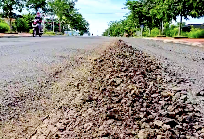 Cận cảnh con đường 'tan nát' sau khi được... sửa chữa- Ảnh 2. Cận cảnh con đường 'tan nát' sau khi được... sửa chữa- Ảnh 2.